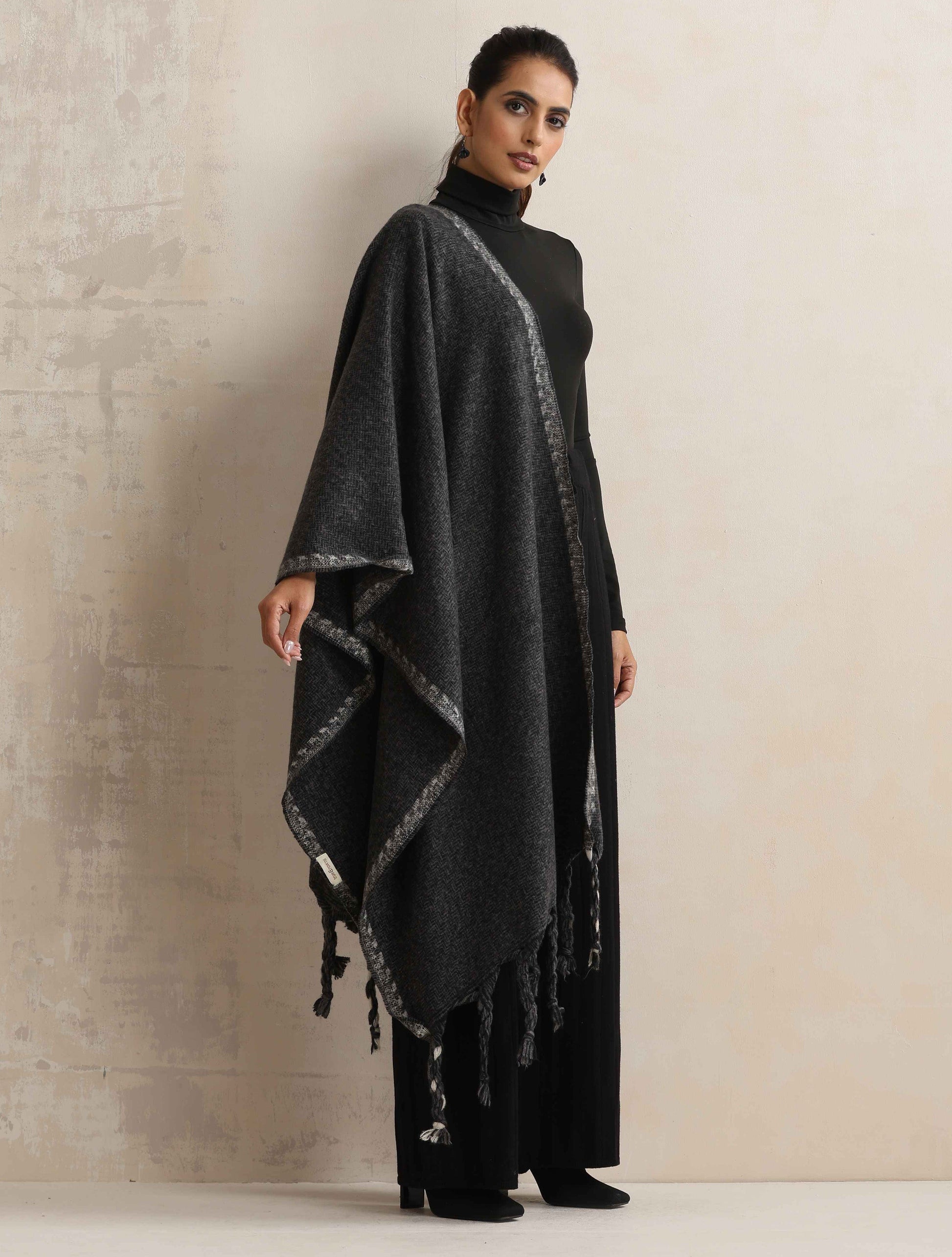 trueBrowns Black Tassel Woollen Stole | Swadesiicart