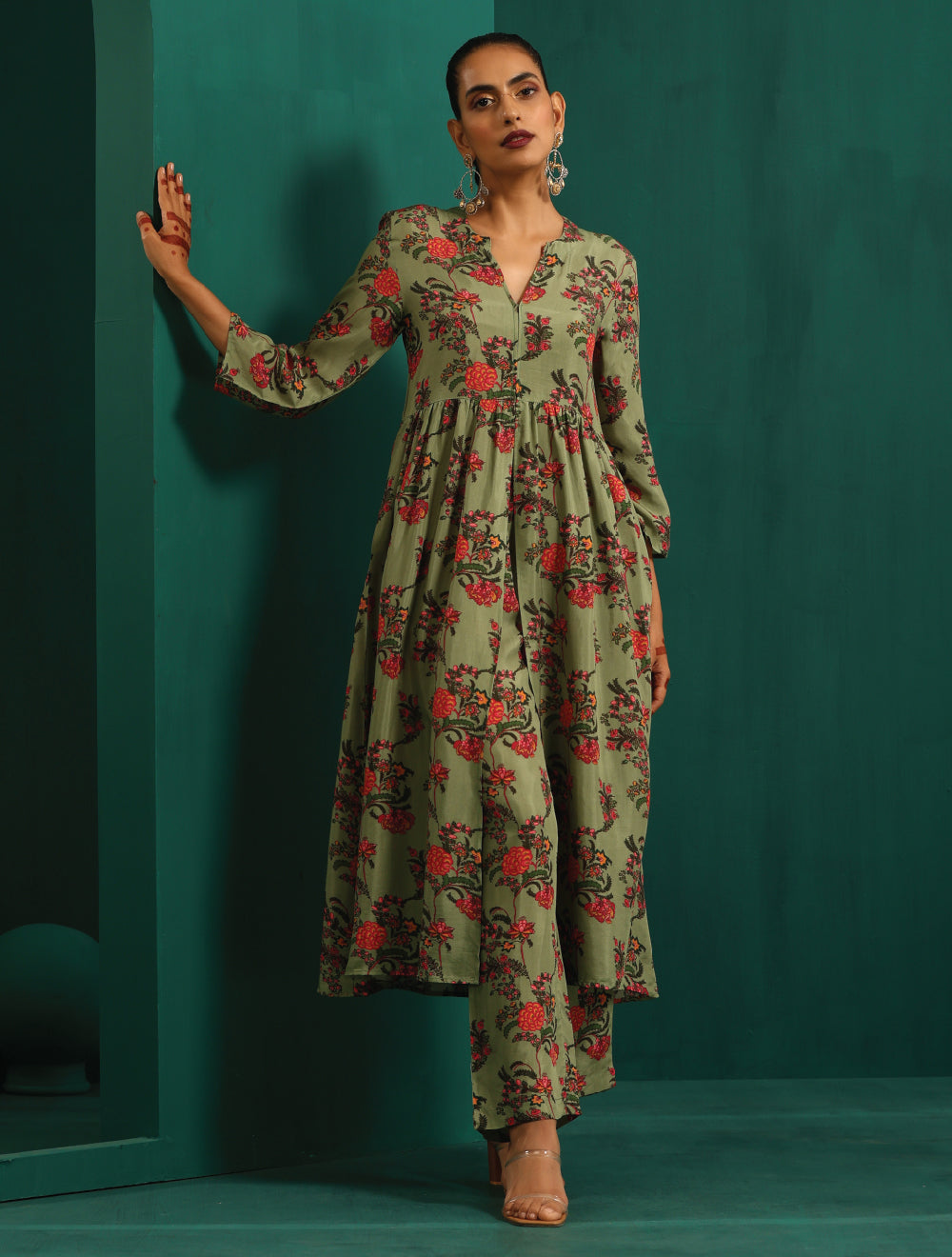 trueBrowns Green Floral Muslin Silk Printed Front Slit Kurta Pant Set | Swadesiicart