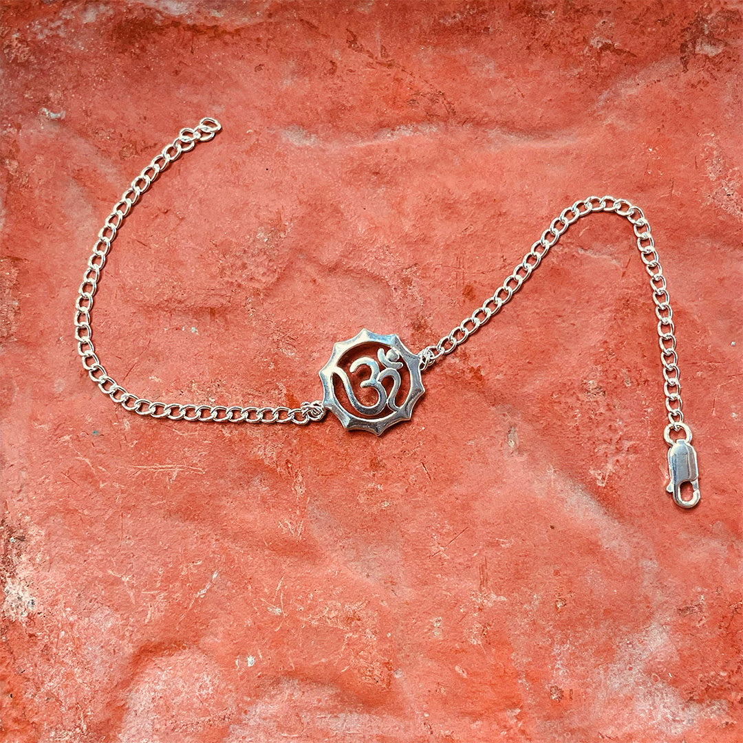 trueBrowns 925 Sterling Silver Embossed Om Silver Chain Rakhi | Swadesiicart