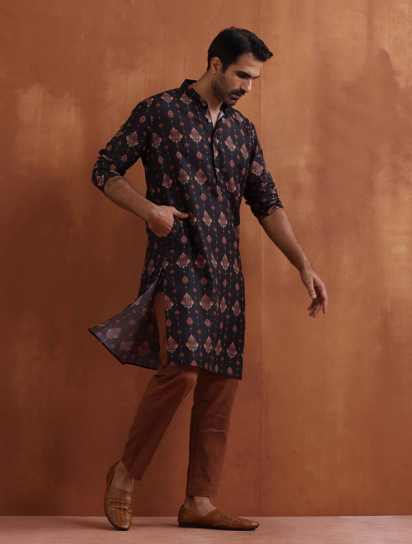trueBrowns Men's Black Printed Kurta | Swadesiicart