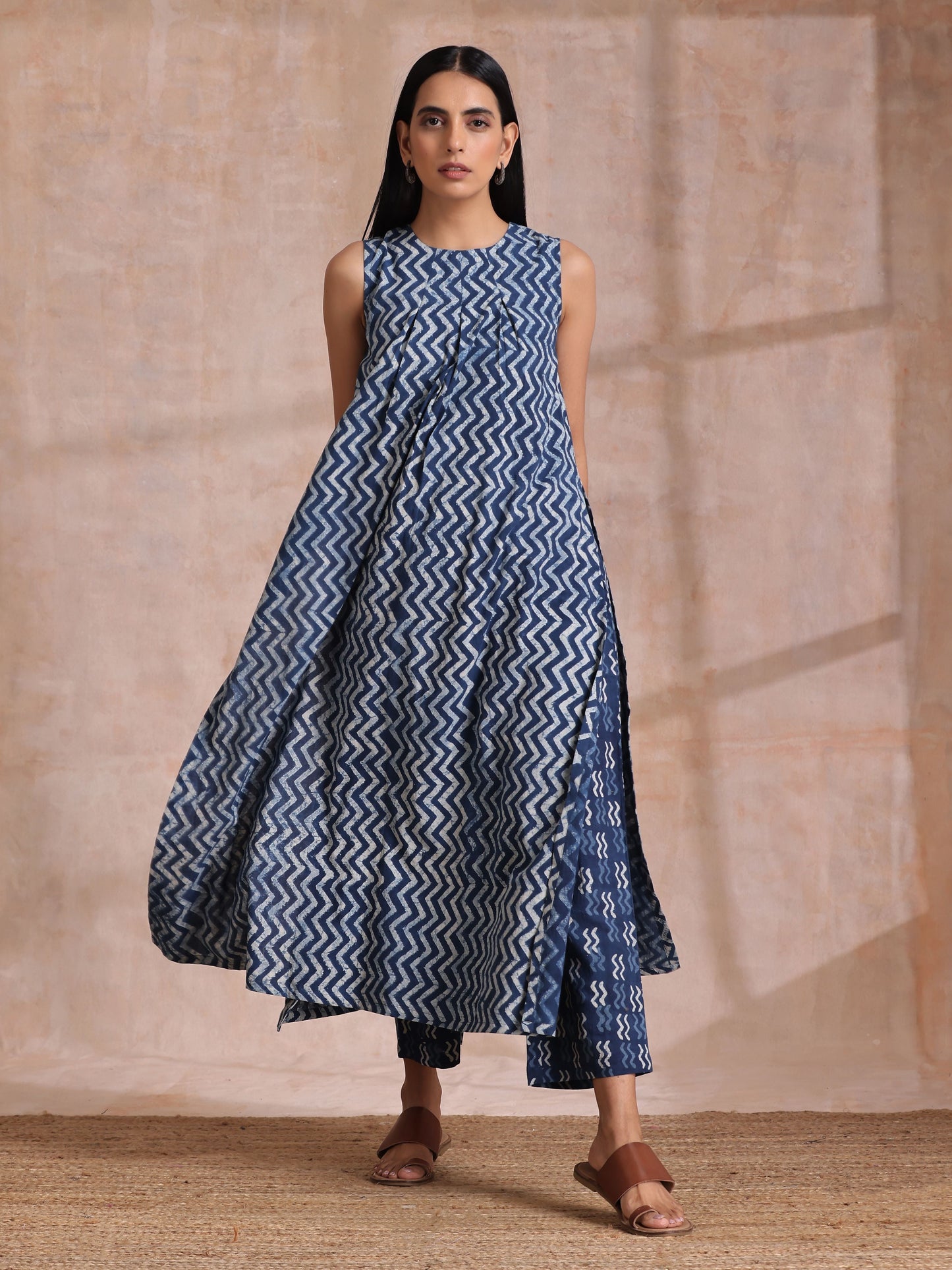 trueBrowns Indigo Dabu Zig-Zag Lines Print Cotton Sleeveless Kurta Pant Set | Swadesiicart