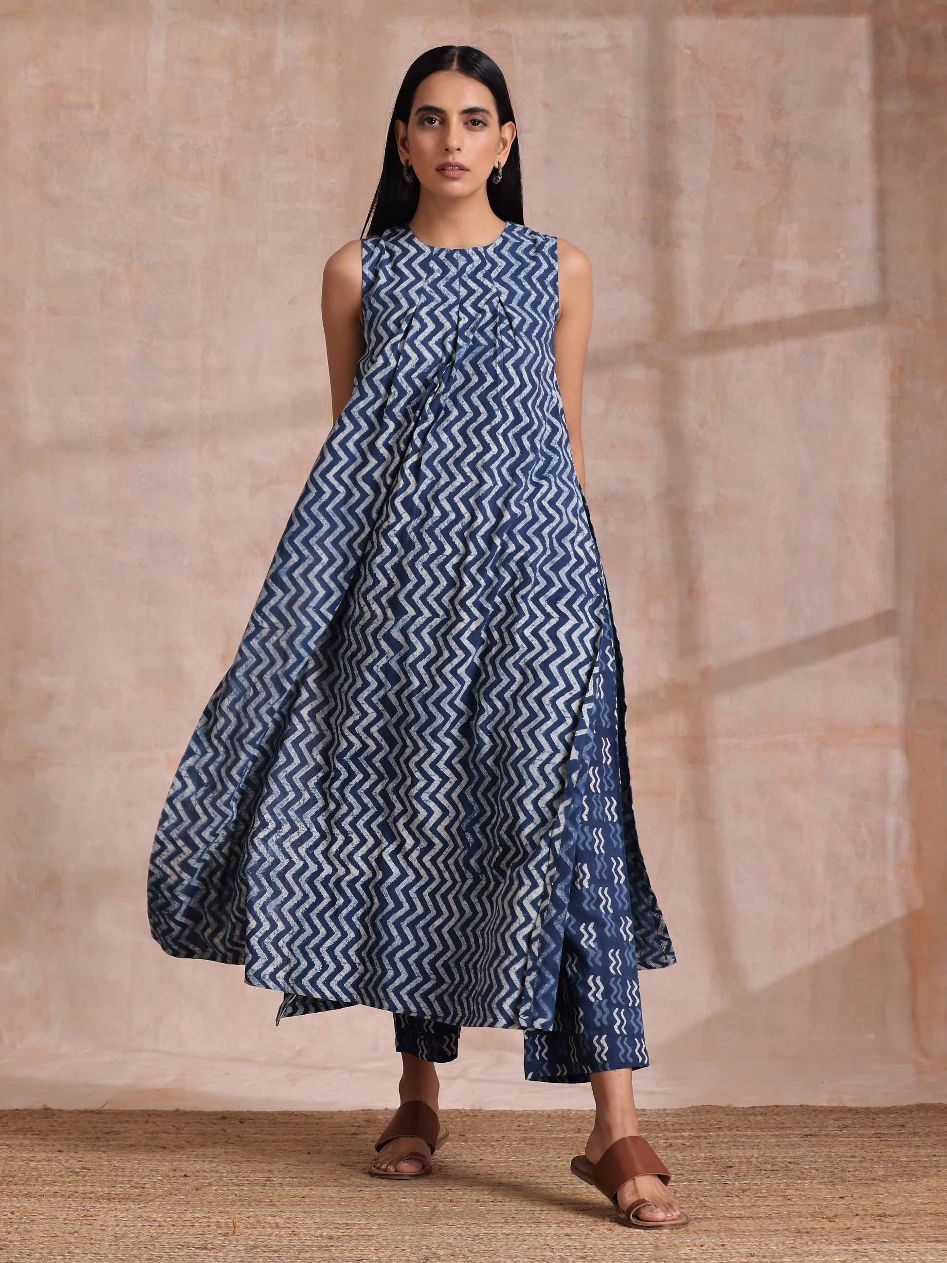 trueBrowns Indigo Dabu Zig-Zag Lines Print Cotton Sleeveless Kurta Pant Set | Swadesiicart