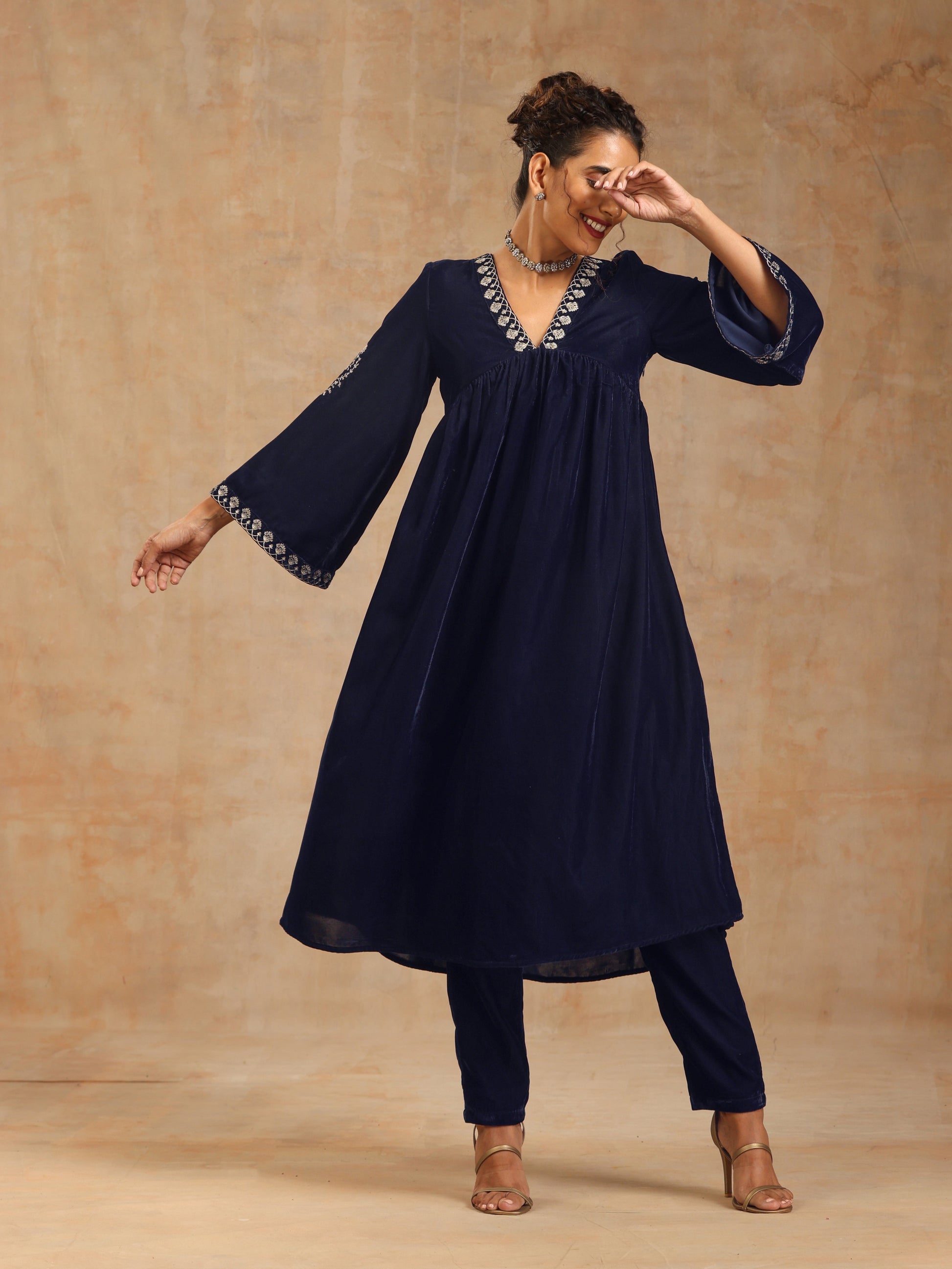 trueBrowns Midnight Blue Velvet Embroidered Kurta | Swadesiicart