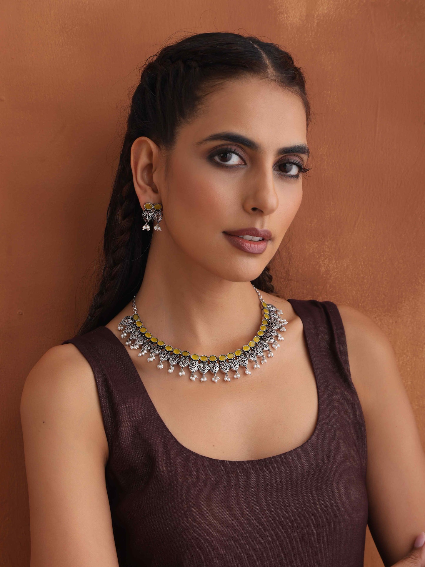 trueBrowns Silver Tone Stone Necklace Set - Swadesiicart