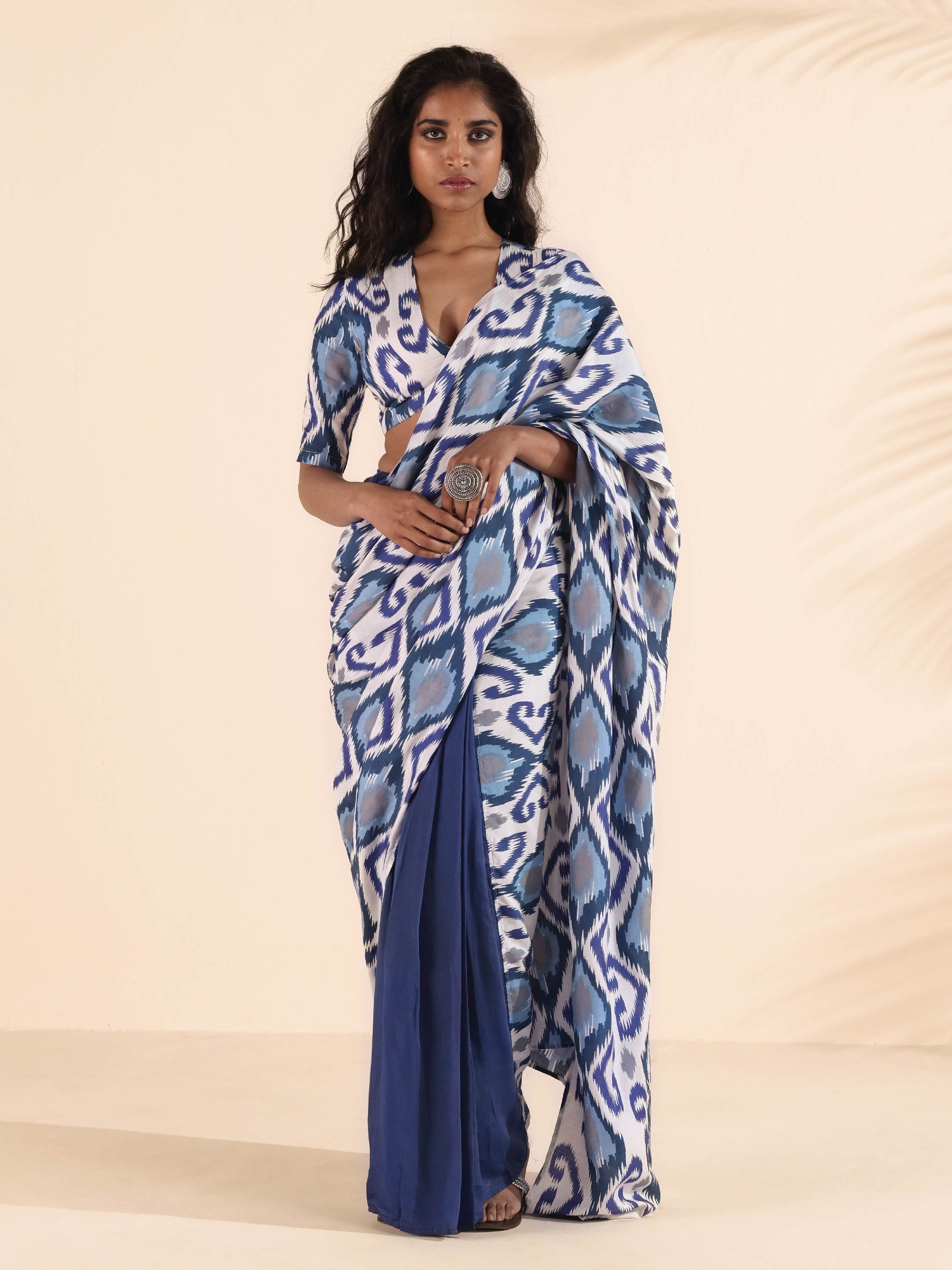trueBrowns Blue White Muslin Ikat Saree | Swadesiicart