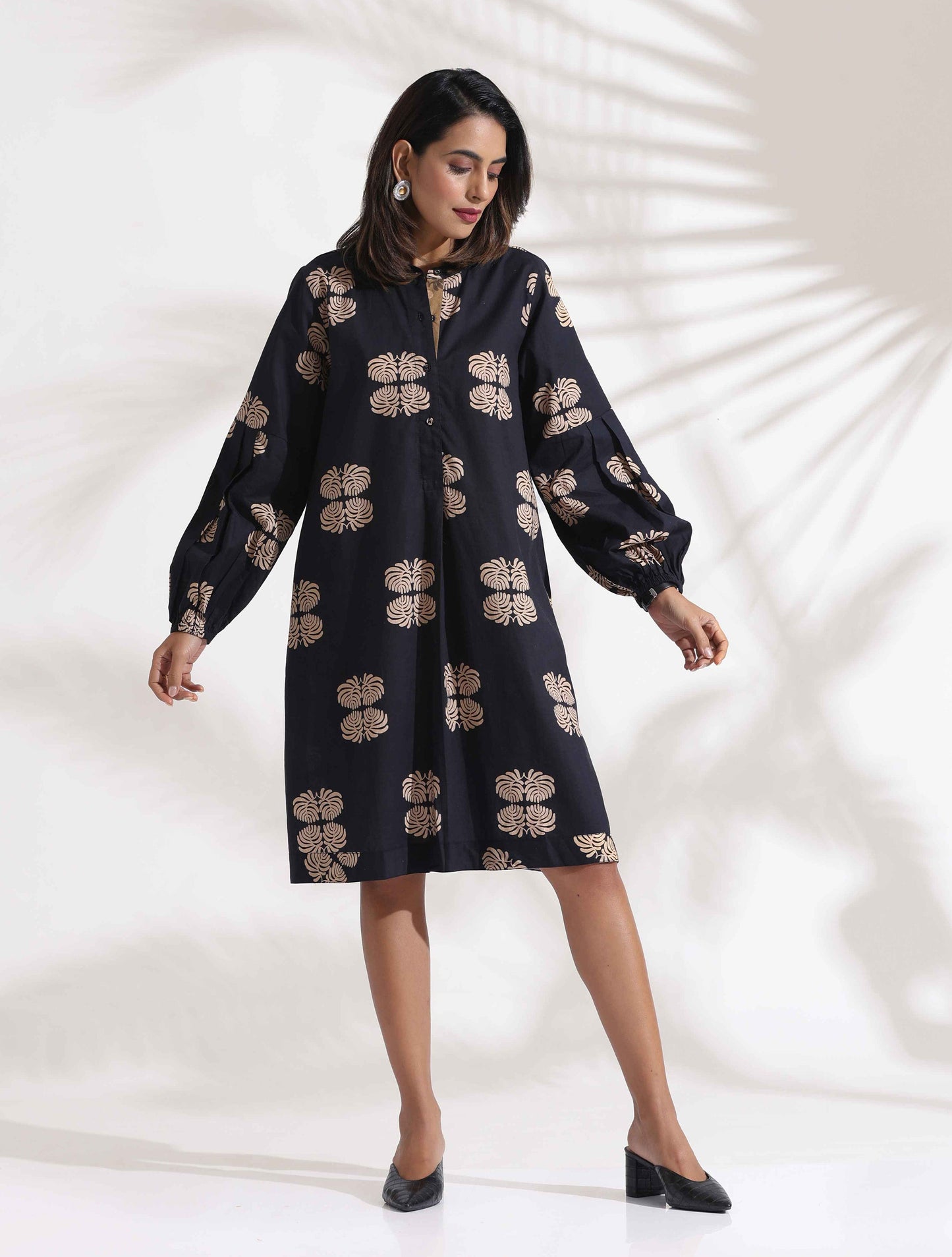 trueBrowns Black Cotton Print Short Dress | Swadesiicart