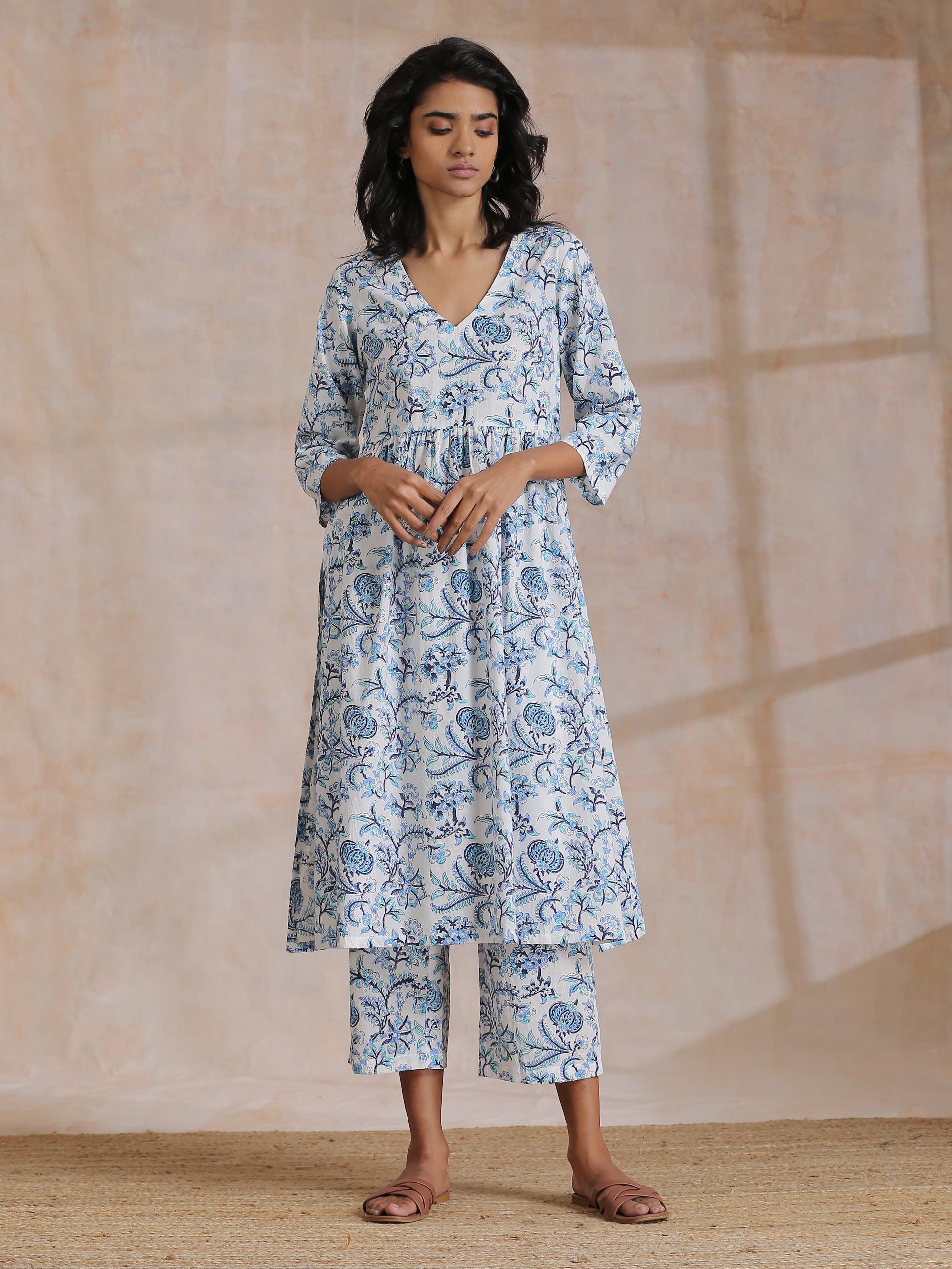 trueBrowns White With Overall Blue Print Cotton Slit Gathered Kurta Set | Swadesiicart