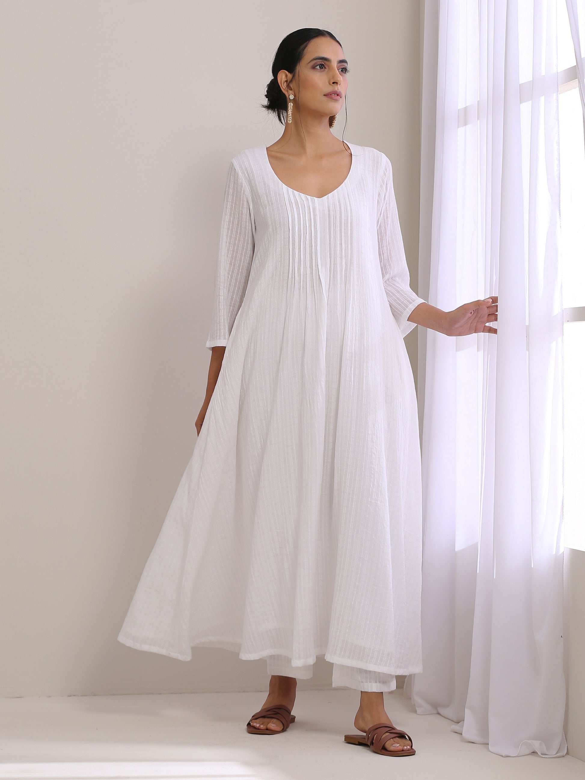 trueBrowns White Dobby Front Pleated Long Kurta Pant Set | Swadesiicart