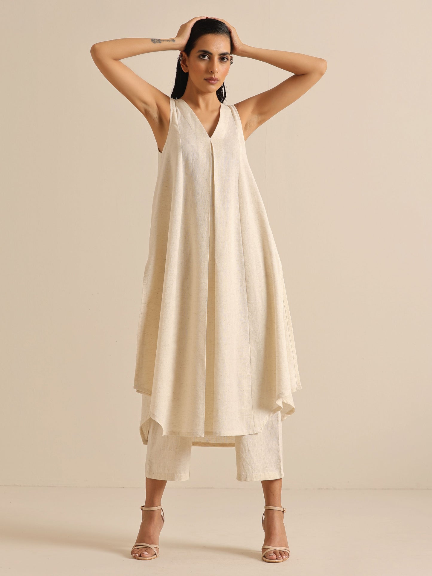 trueBrowns Off-White Sleeveless Kurta Pant Set | Swadesiicart