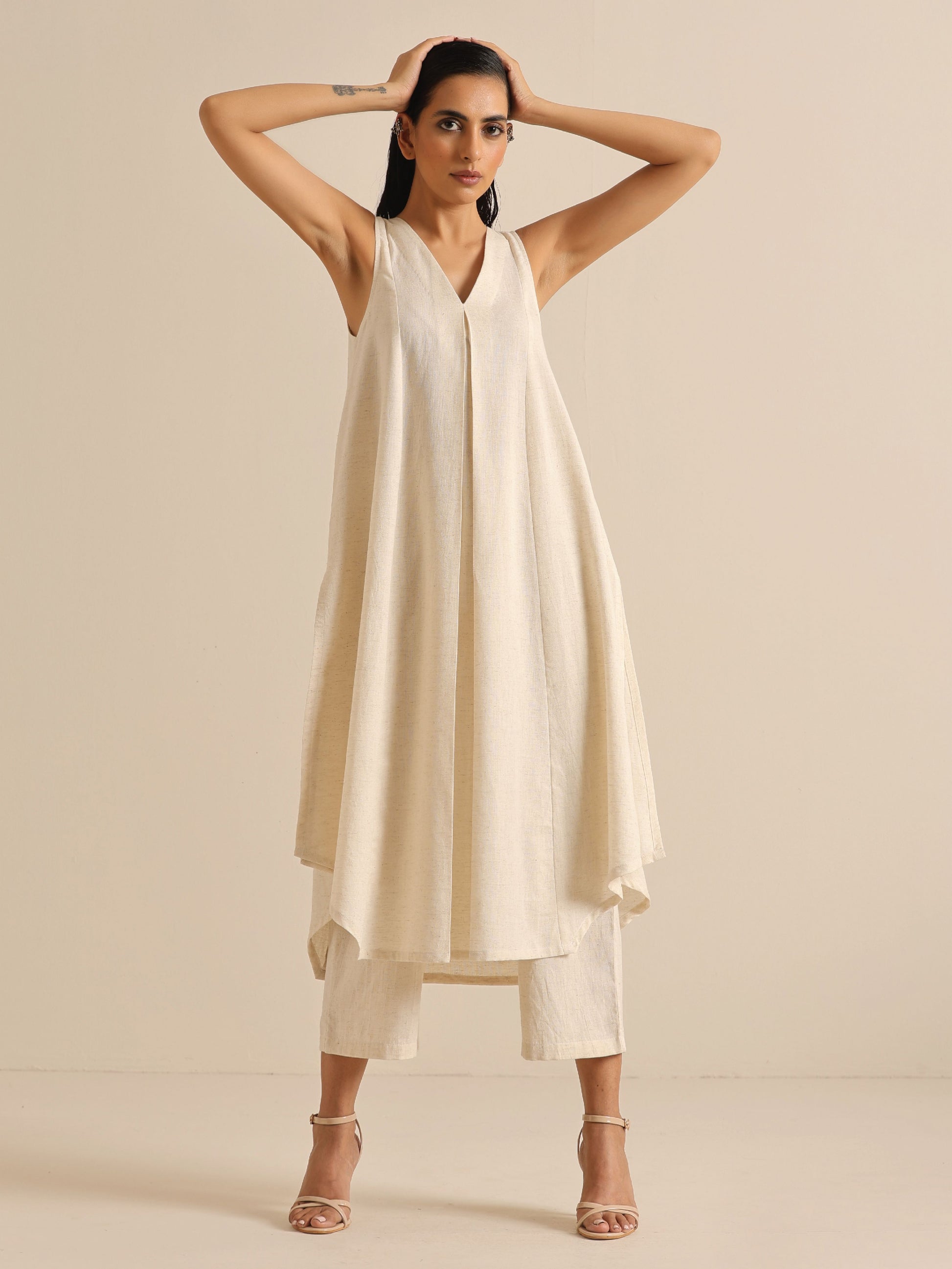 trueBrowns Off-White Sleeveless Kurta Pant Set | Swadesiicart