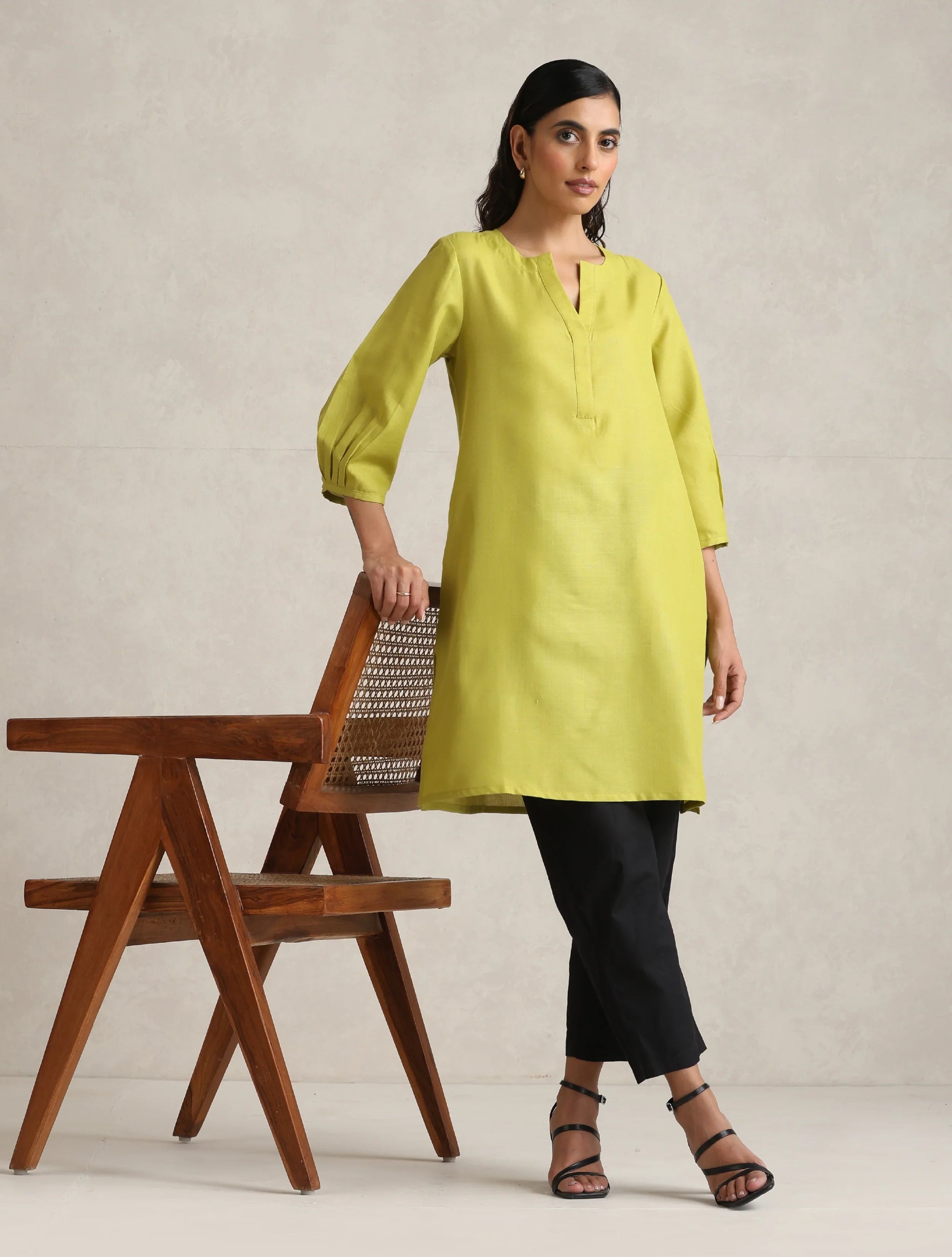 trueBrowns Green Cotton Blend Short Kurta | Swadesiicart