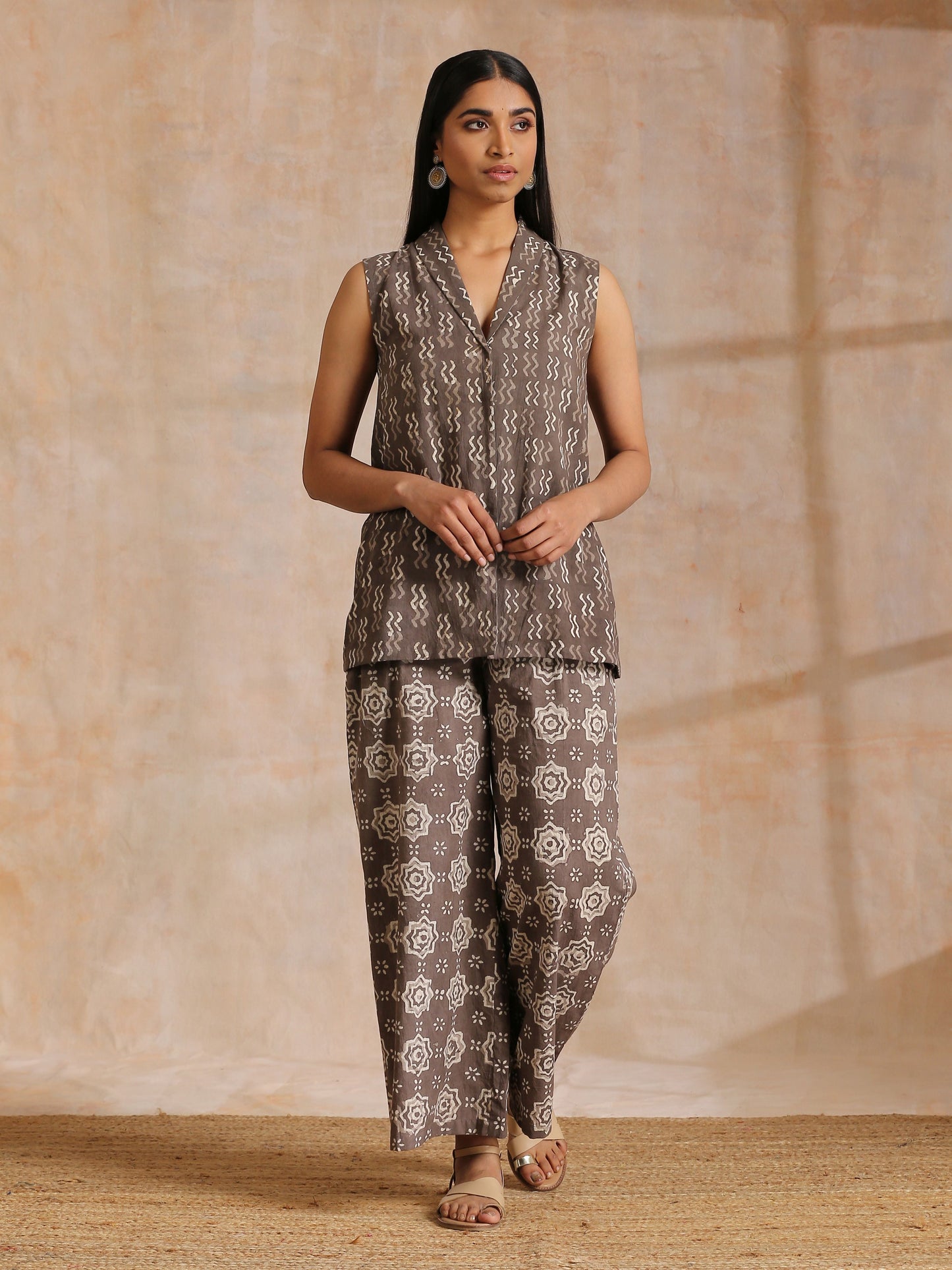 trueBrowns Clay Dabu Zig-Zag Motifs Print Cotton Sleeveless Jacket Pant Set | Swadesiicart