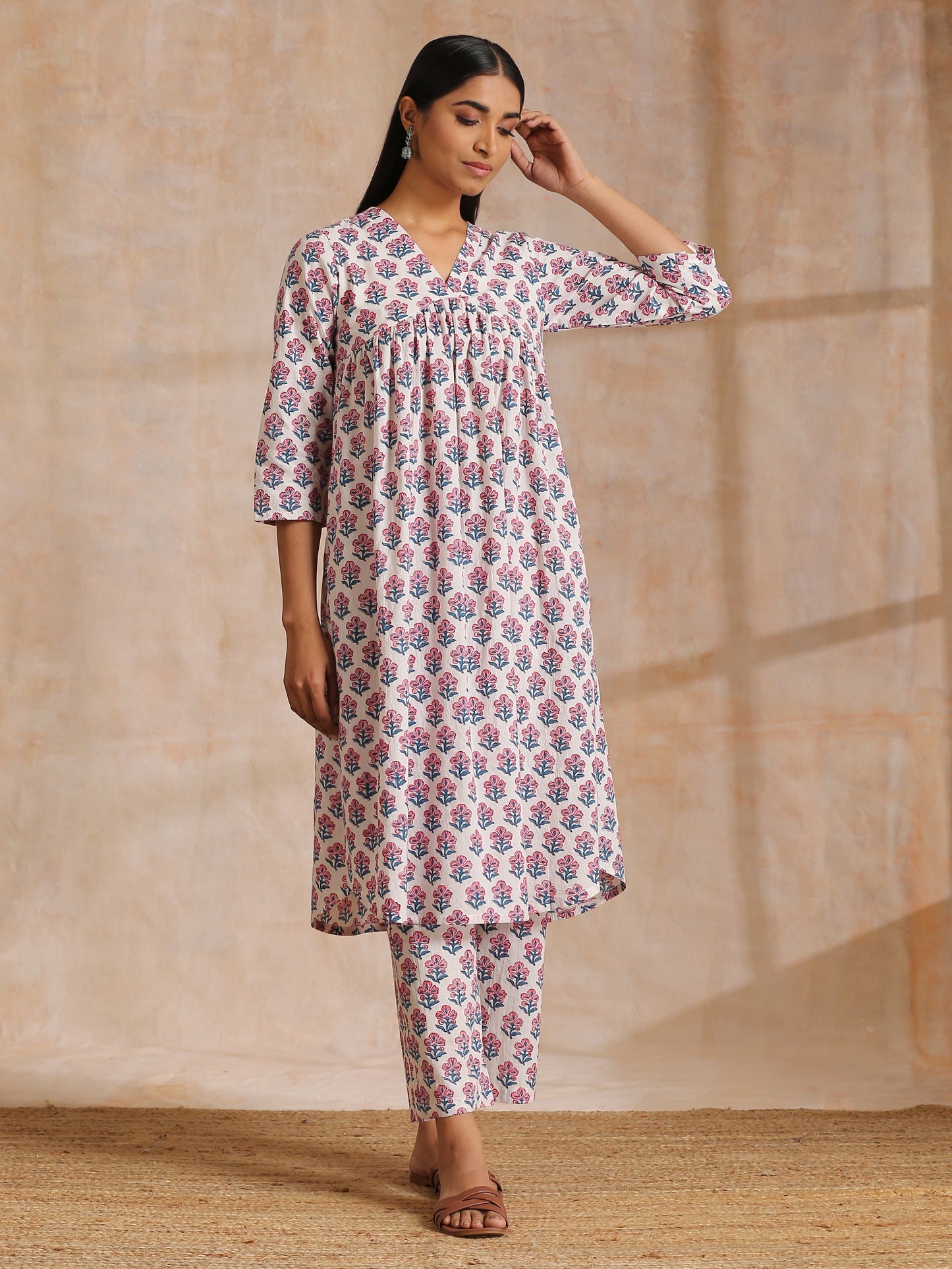 trueBrowns White With Pink Blue Floral Block Print Cotton Flared Slit Kurta Pant Set | Swadesiicart
