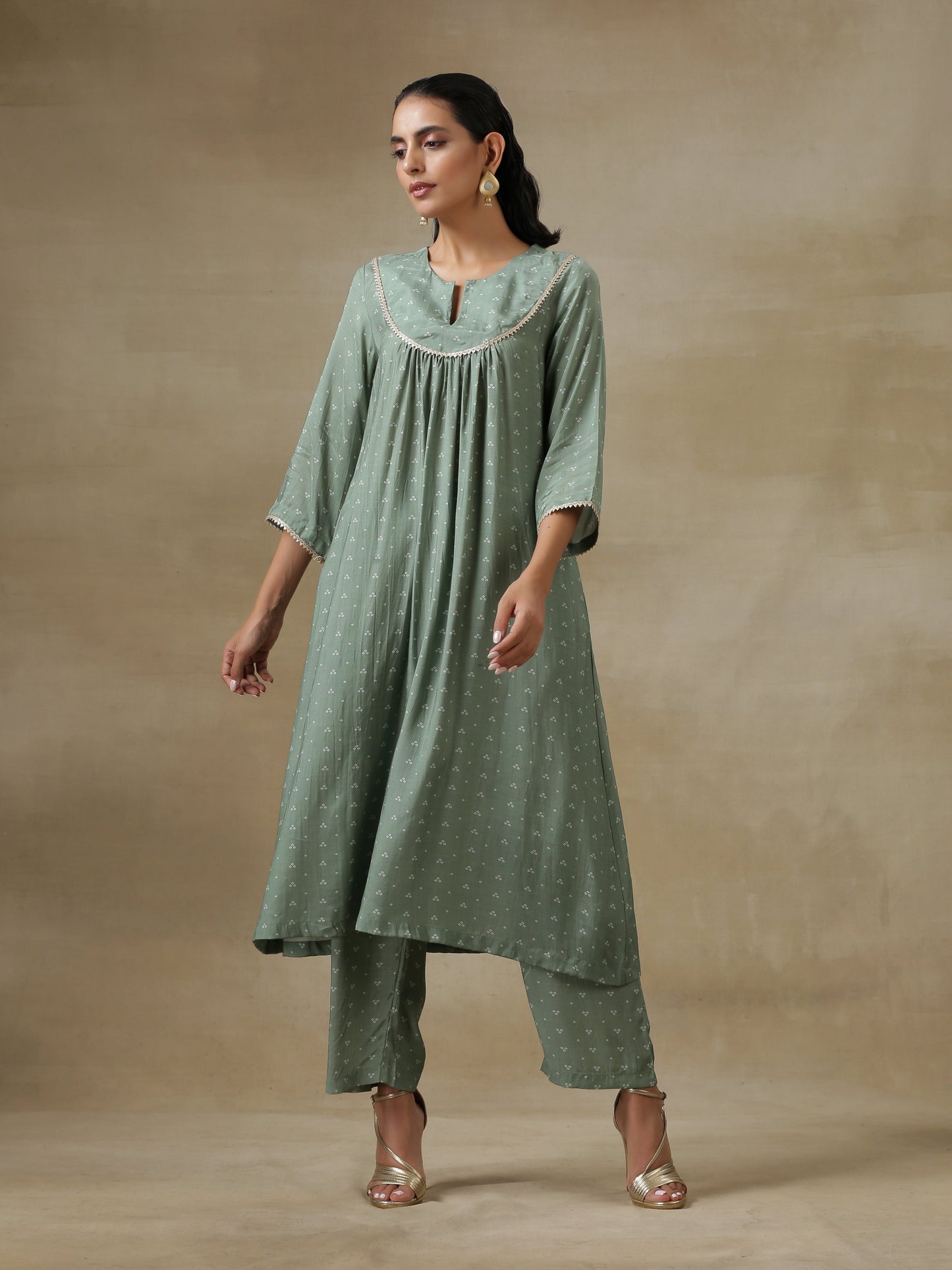 trueBrowns Light Green Bandhani Printed Silk Yoke Kurta Pant Set | Swadesiicart