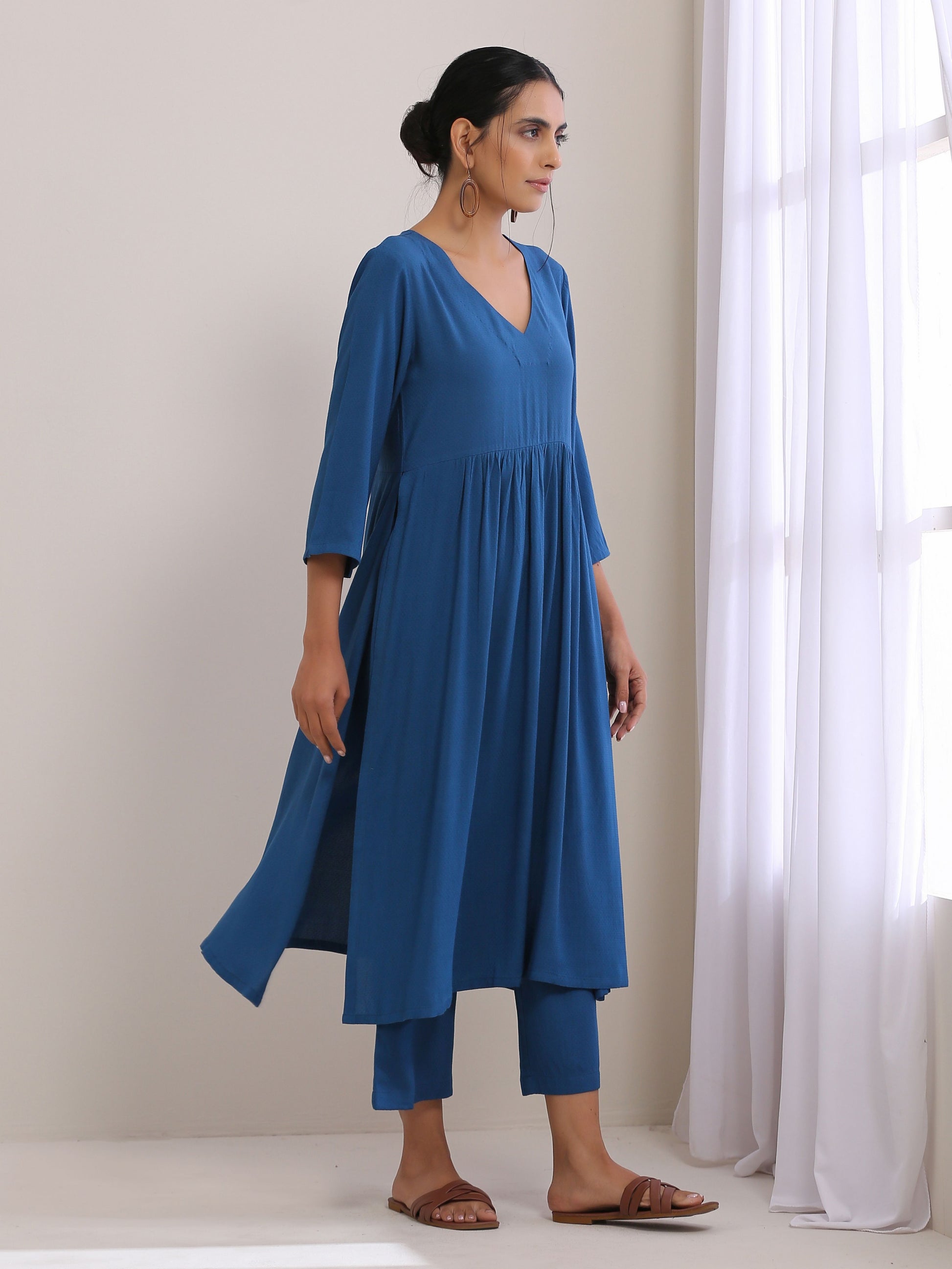trueBrowns Classic Blue Dobby High Slit Gathered Kurta Set | Swadesiicart