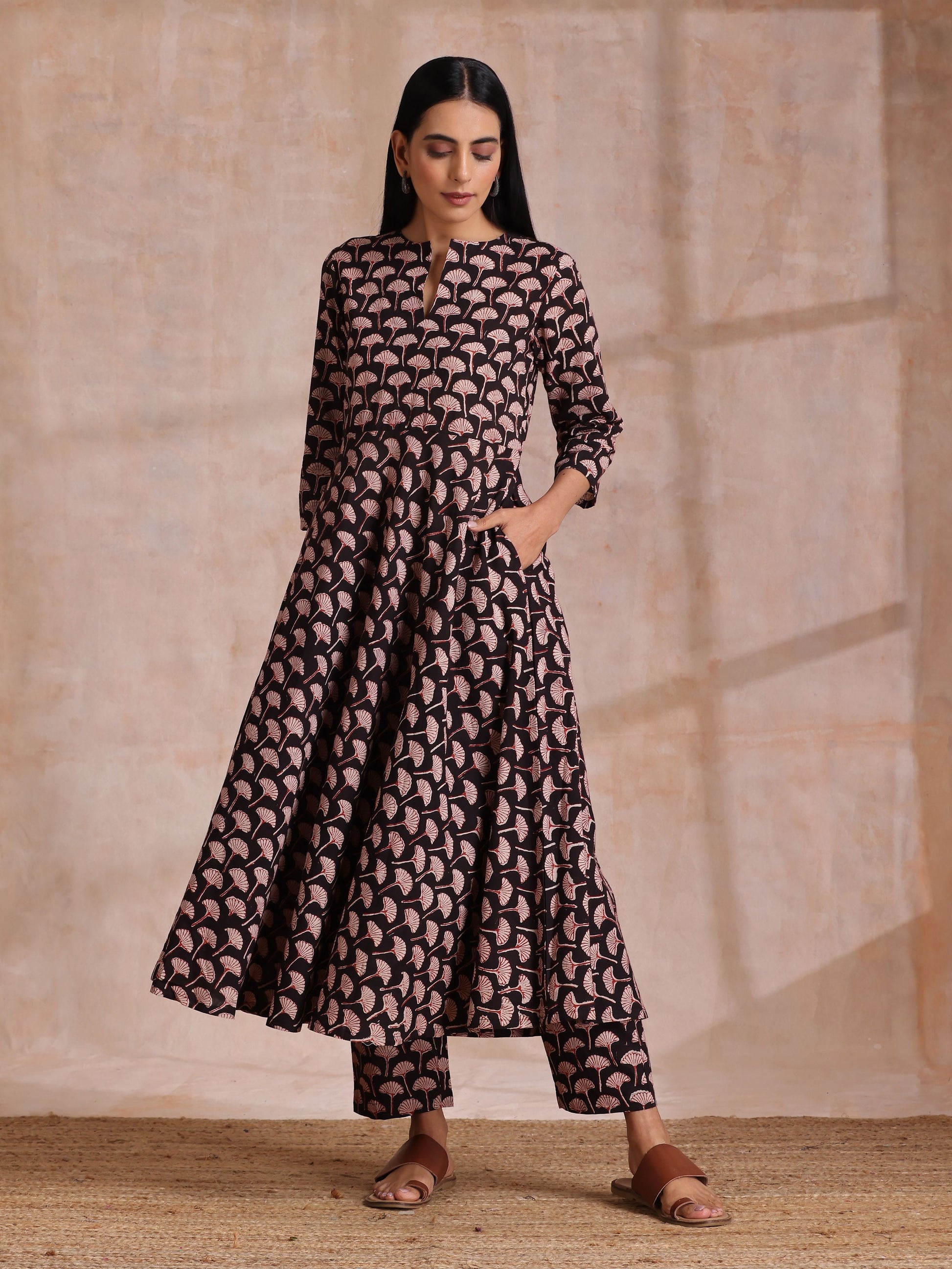 trueBrowns Black Floral Bagru Print Cotton Flared Kurta Pant Set | Swadesiicart