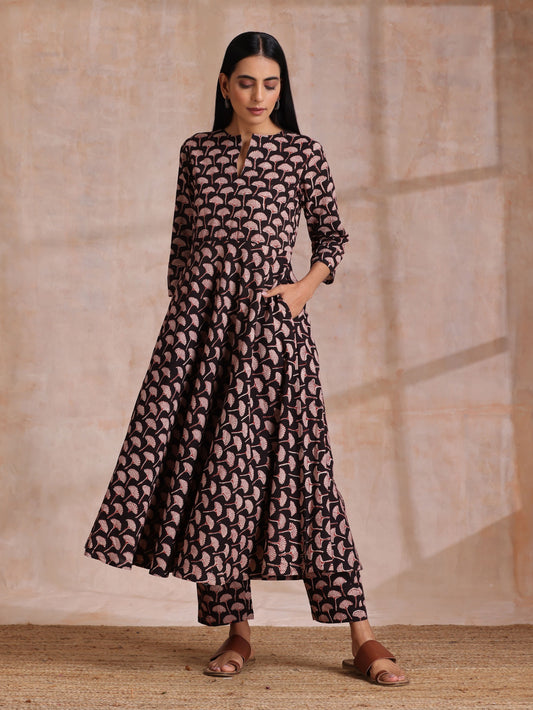 trueBrowns Black Floral Bagru Print Cotton Flared Kurta Pant Set | Swadesiicart