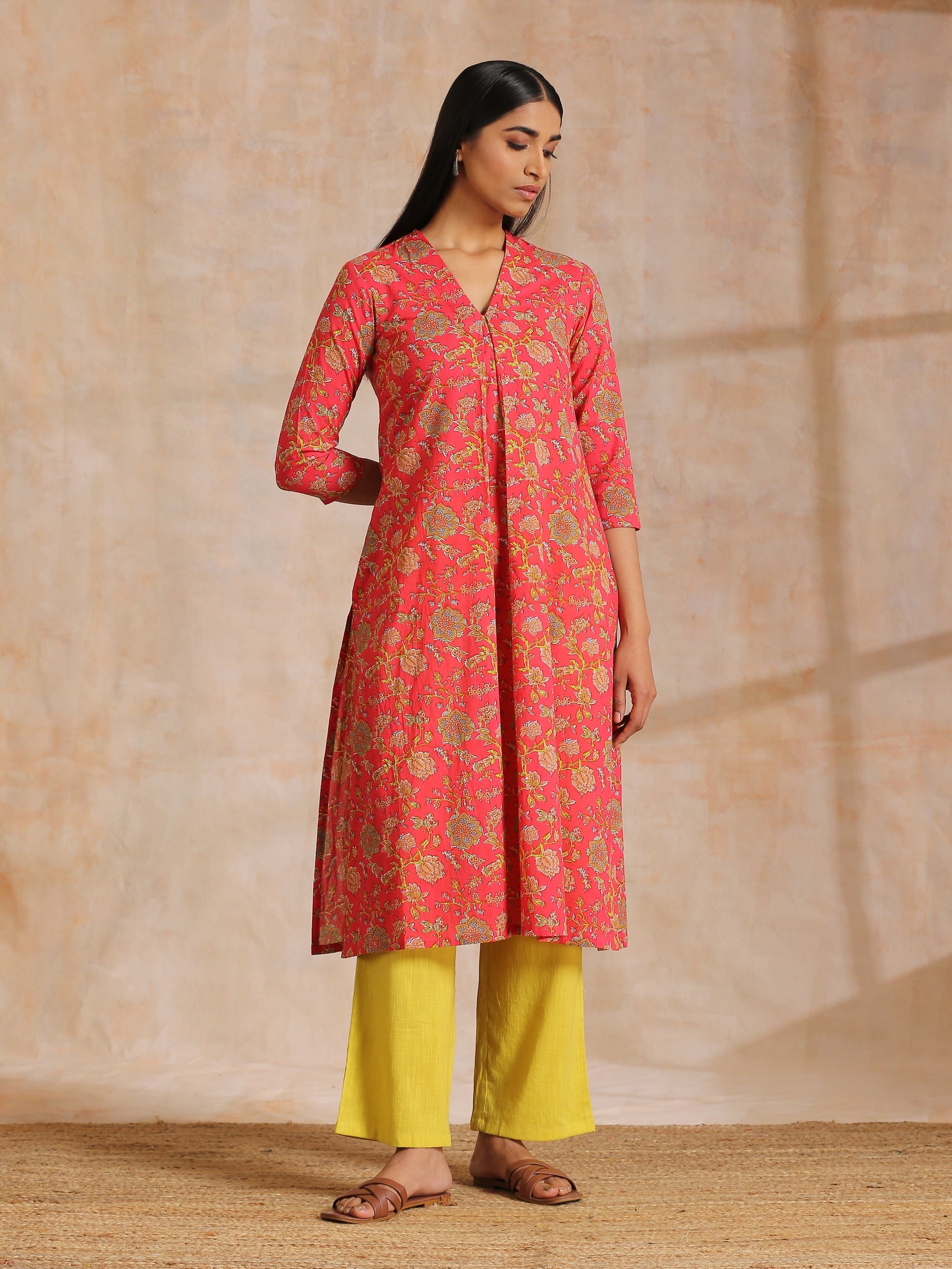 trueBrowns Flamingo Pink Overall Floral Block Print Cotton Slit Kurta Pant Set | Swadesiicart