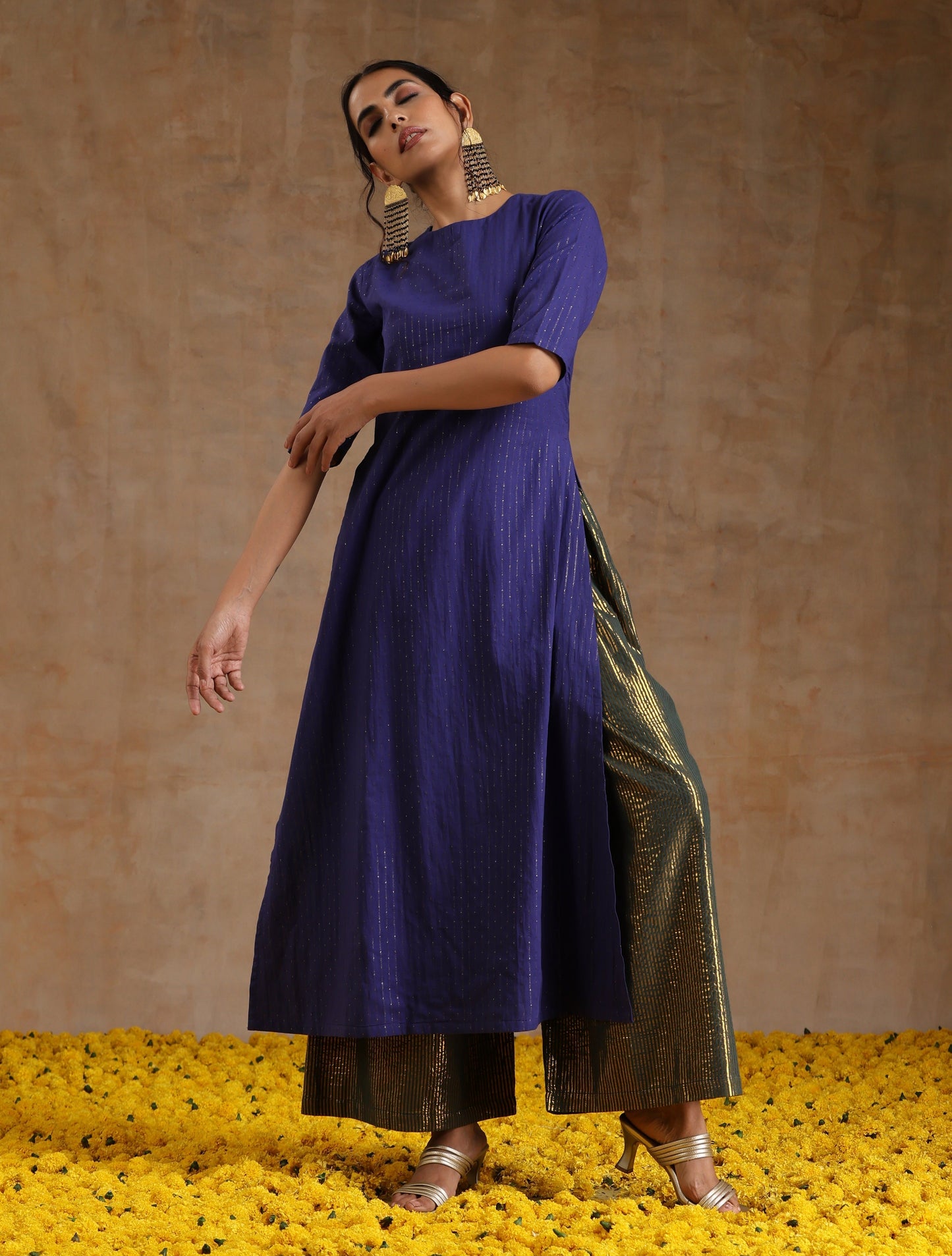 trueBrowns Spectrum Blue Gold Cotton High Slit Kurta Set | Swadesiicart