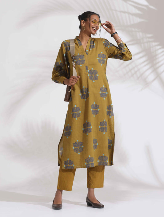 trueBrowns Green Cotton Print Straight Kurta Set | Swadesiicart
