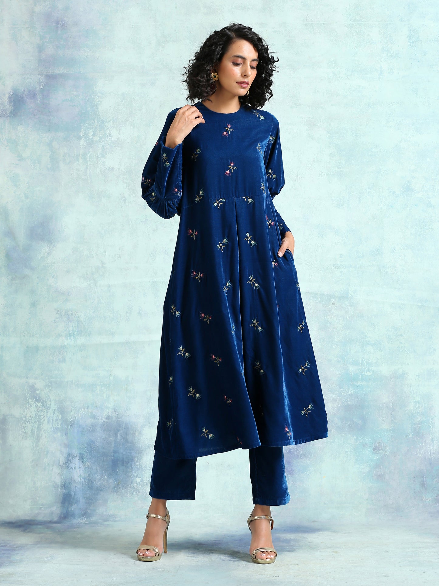 trueBrowns Blue Embroidered Velvet Puff Sleeve Kurta | Swadesiicart
