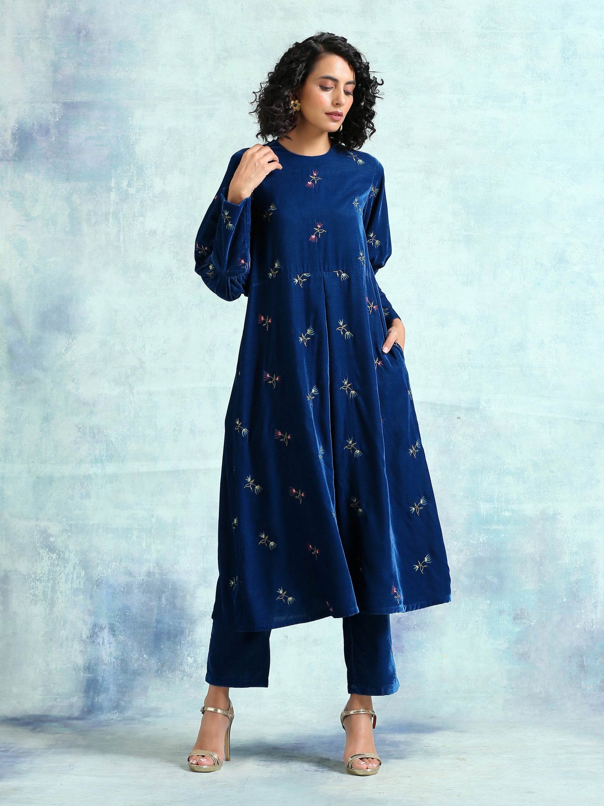 trueBrowns Blue Embroidered Velvet Puff Sleeve Kurta | Swadesiicart