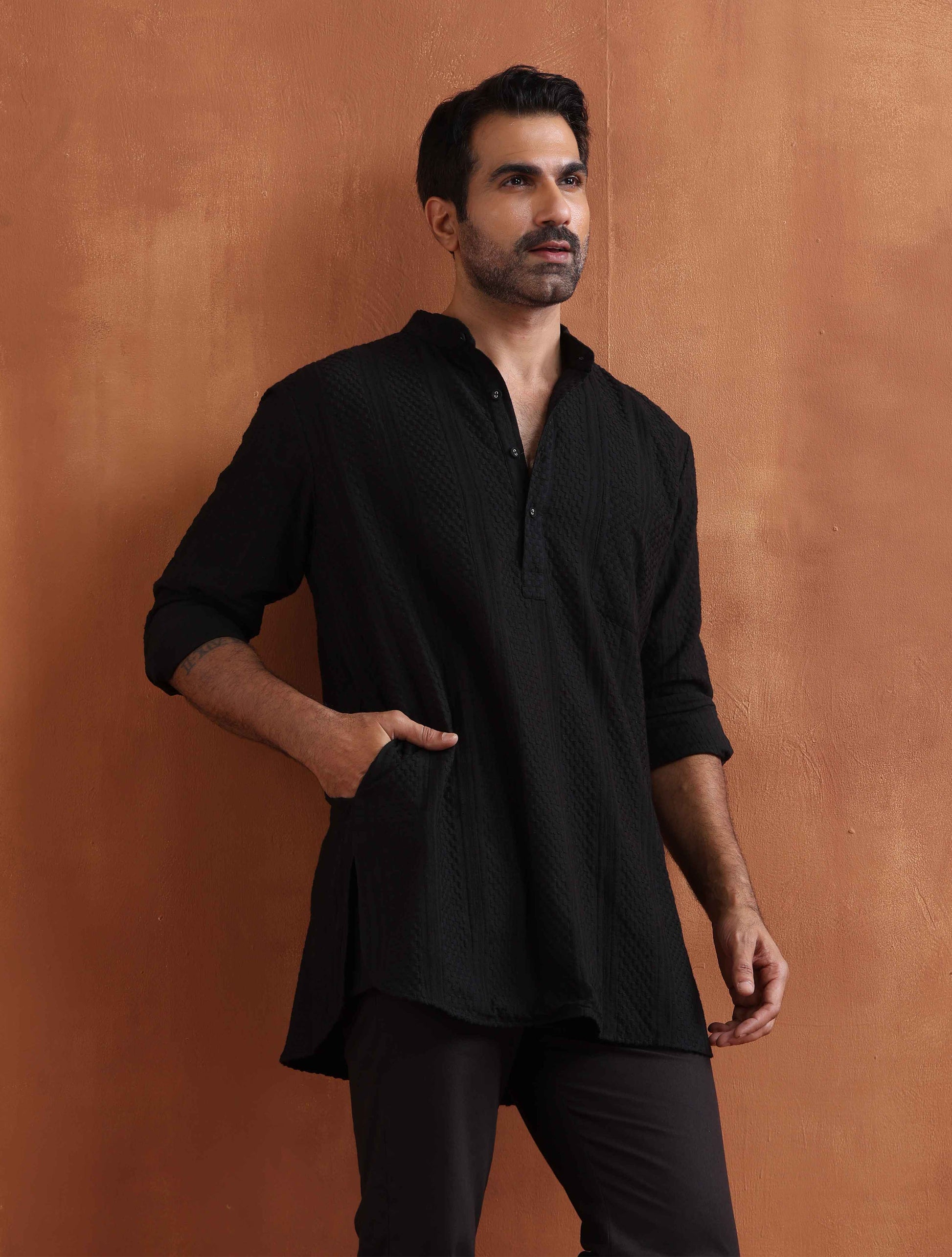 trueBrowns Men's Black Textured Cotton Dobby Short Kurta | Swadesiicart