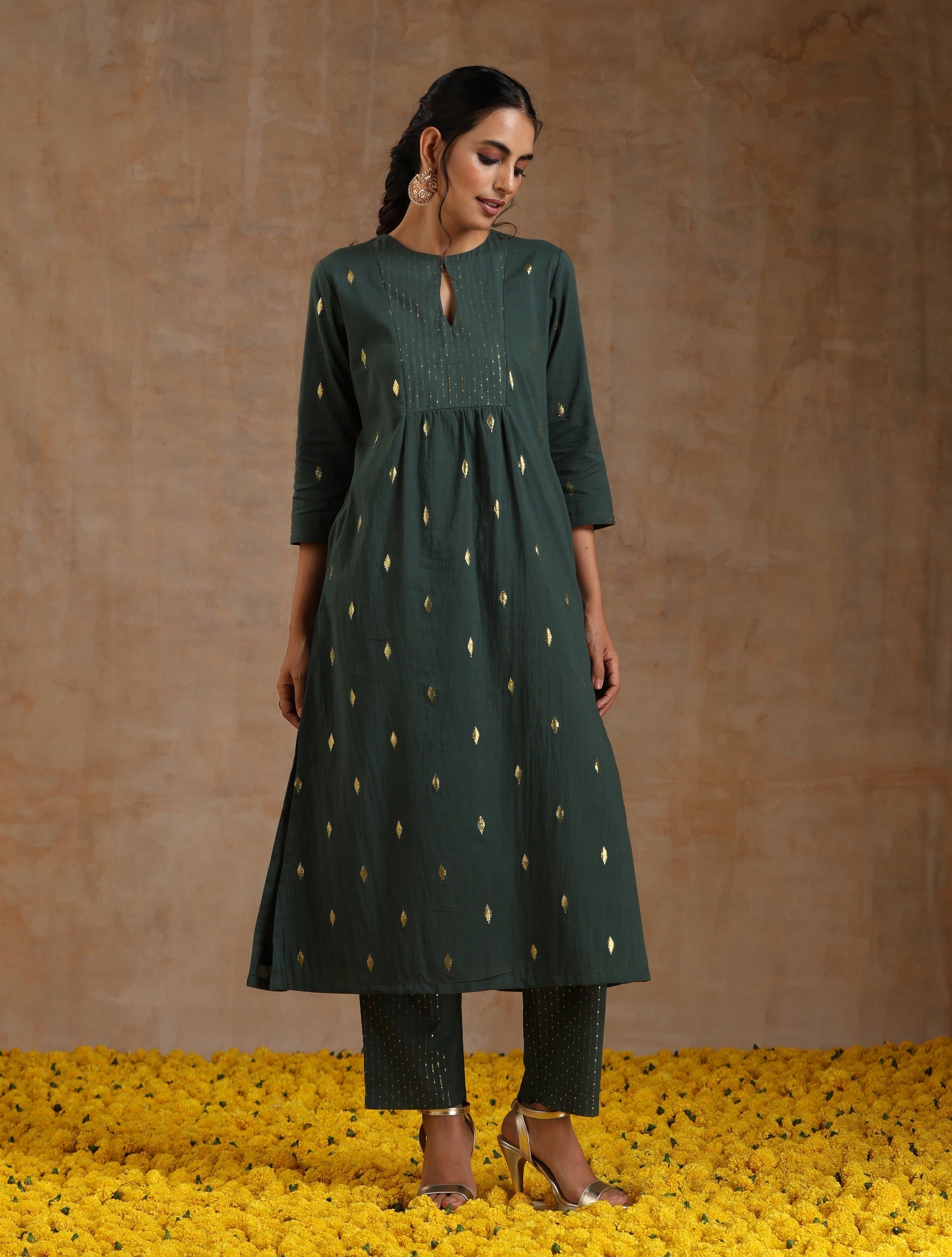 trueBrowns Dark Green Gold Cotton Yoke Kurta Set | Swadesiicart