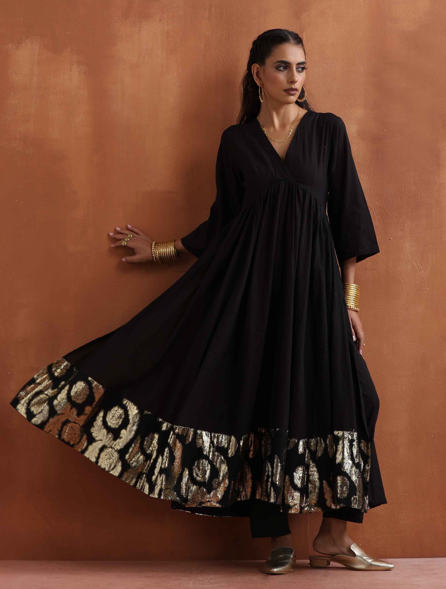 trueBrowns Black Metallic Flared Anarkali Kurta Set | Swadesiicart