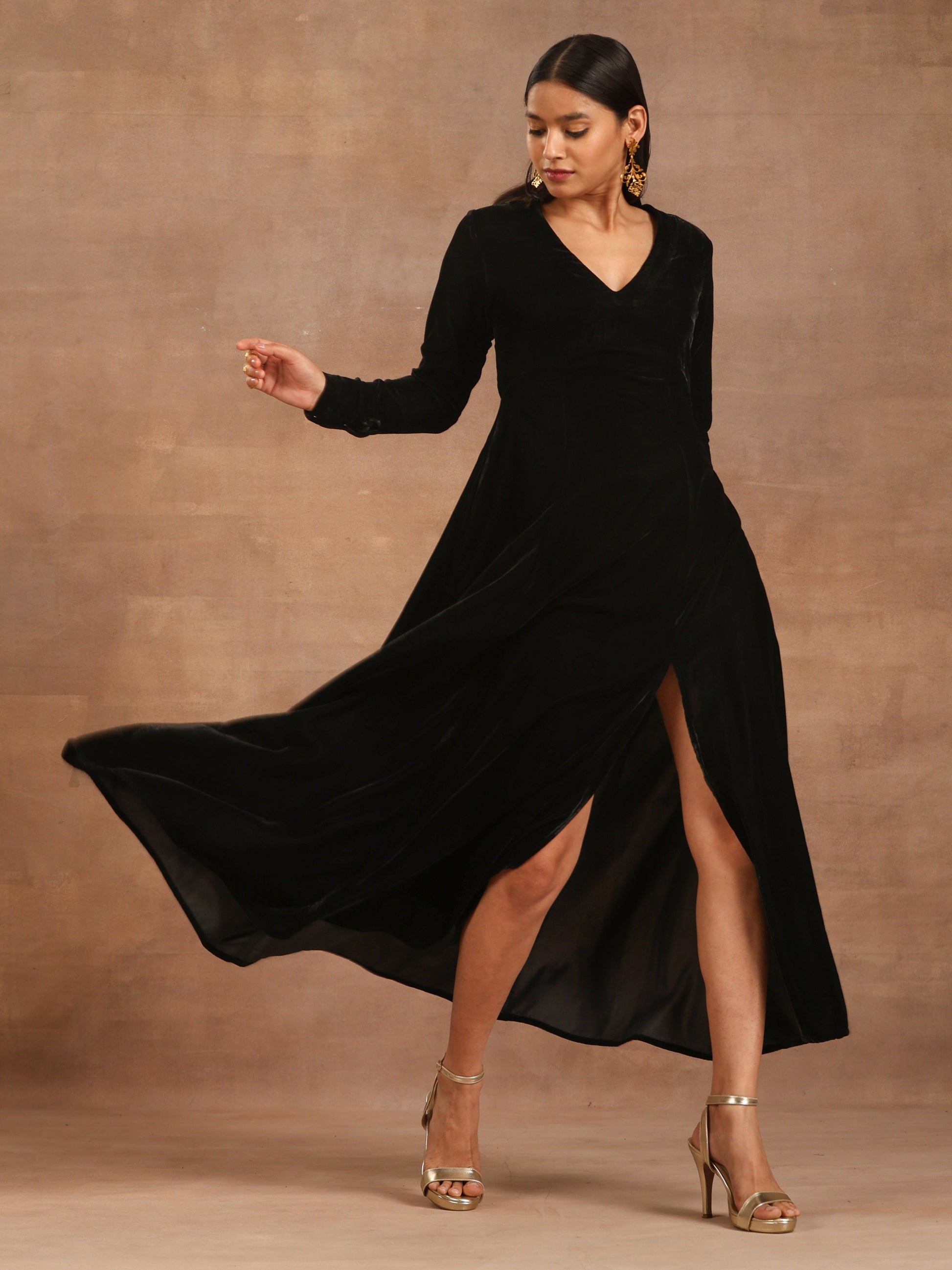 trueBrowns Black Velvet Dress | Swadesiicart