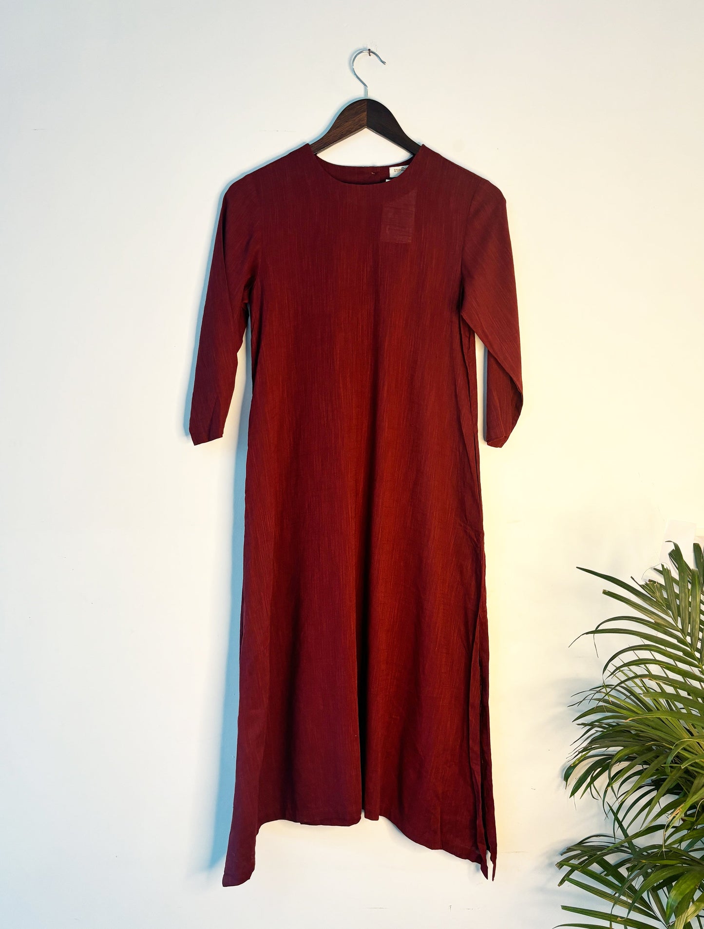 trueBrowns Maroon Slub Straight Kurta | Swadesiicart