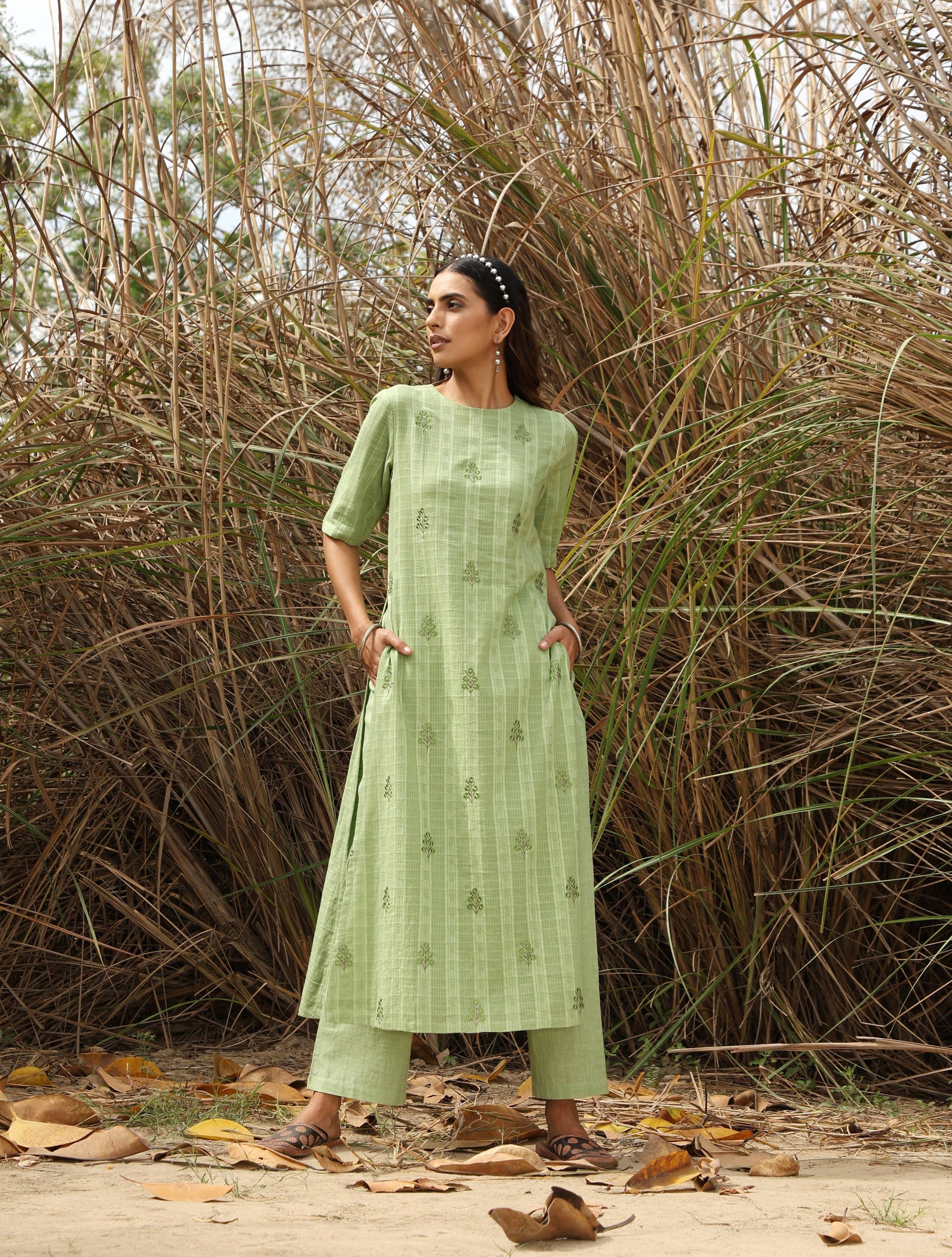 trueBrowns Green Cotton Dobby Embroidered Kurta Set | Swadesiicart