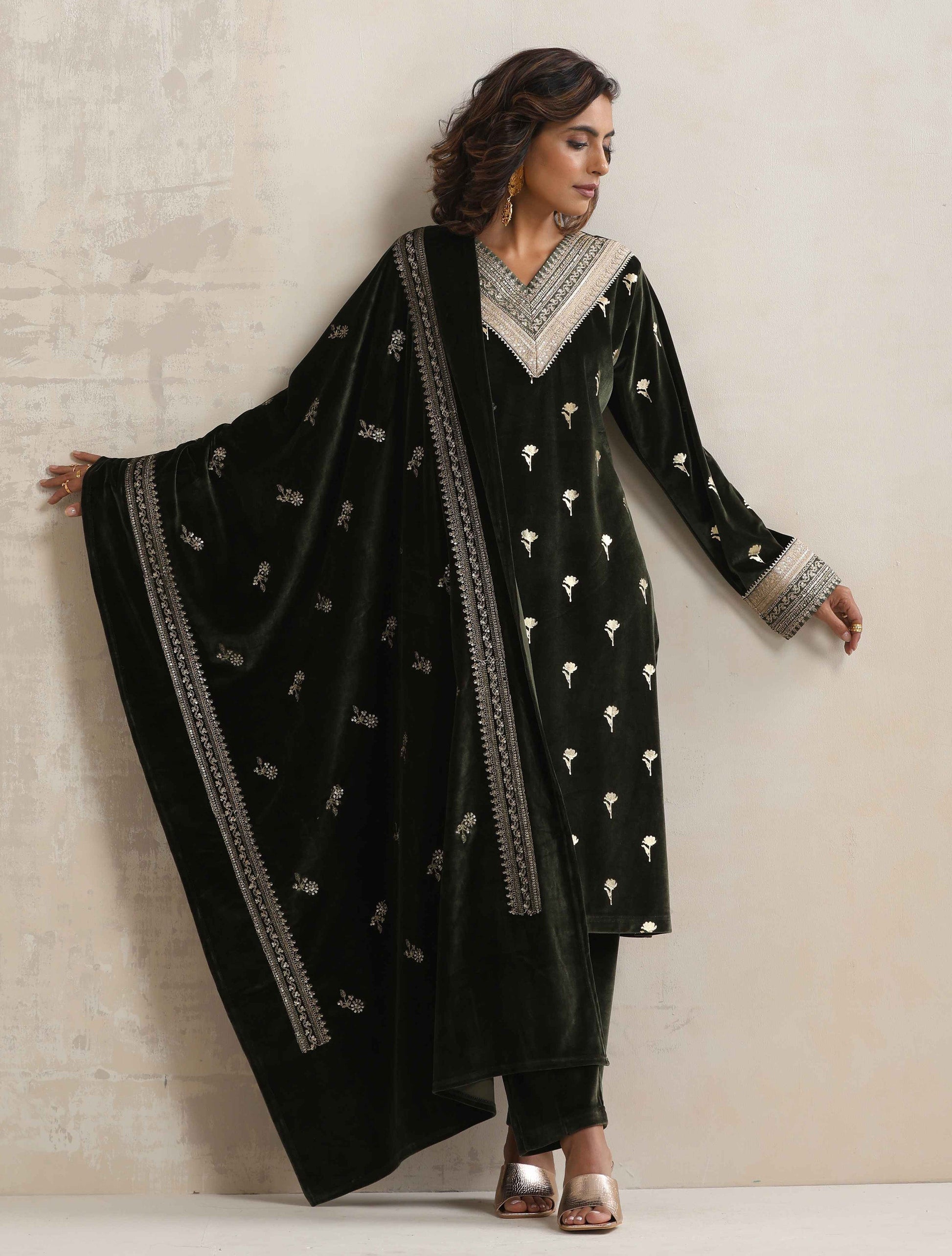 trueBrowns Green Velvet Floral Embroidered Kurta Pant Dupatta Set | Swadesiicart