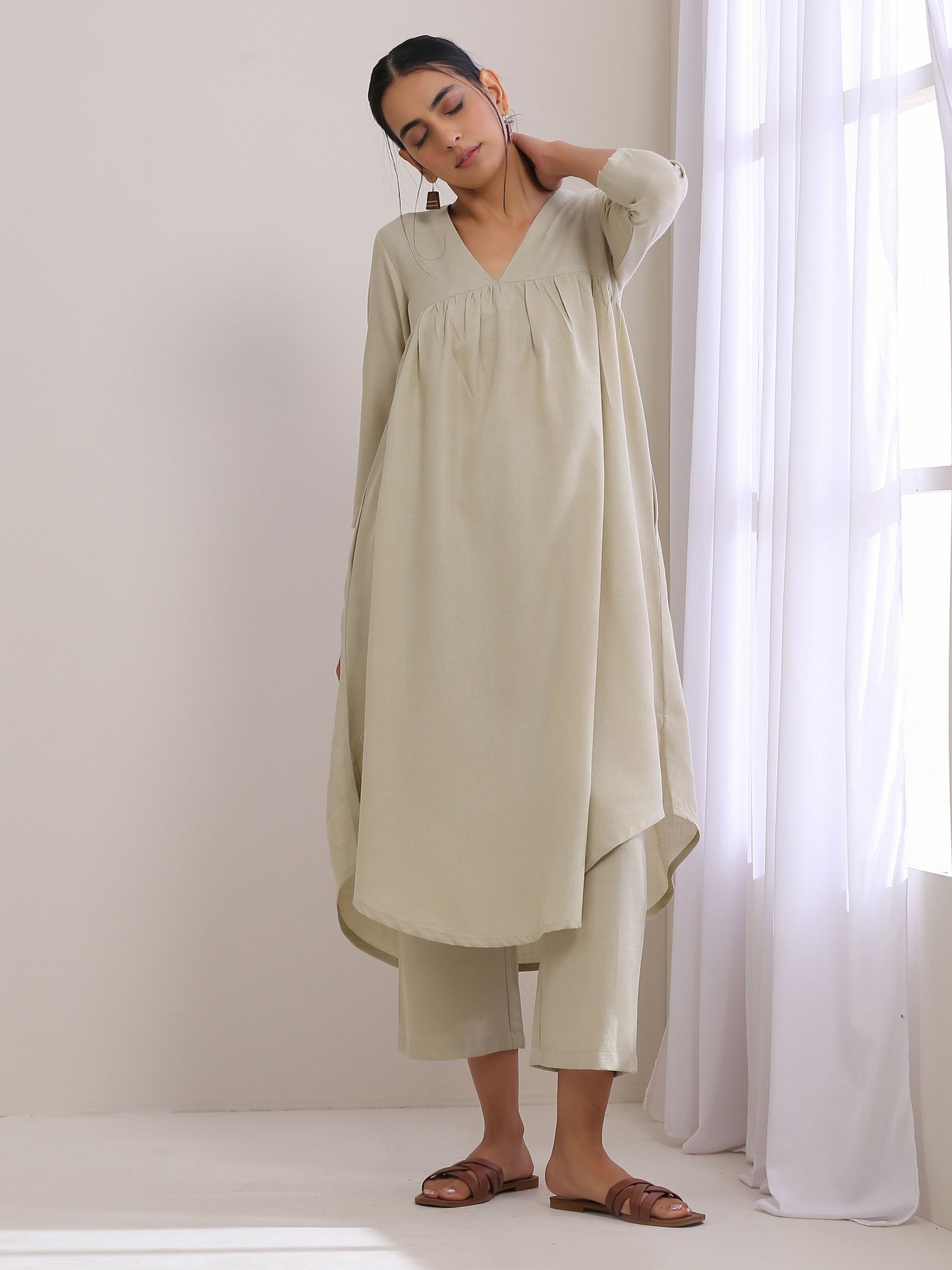 trueBrowns Light Grey Slub Gathered Kurta Pant Set | Swadesiicart