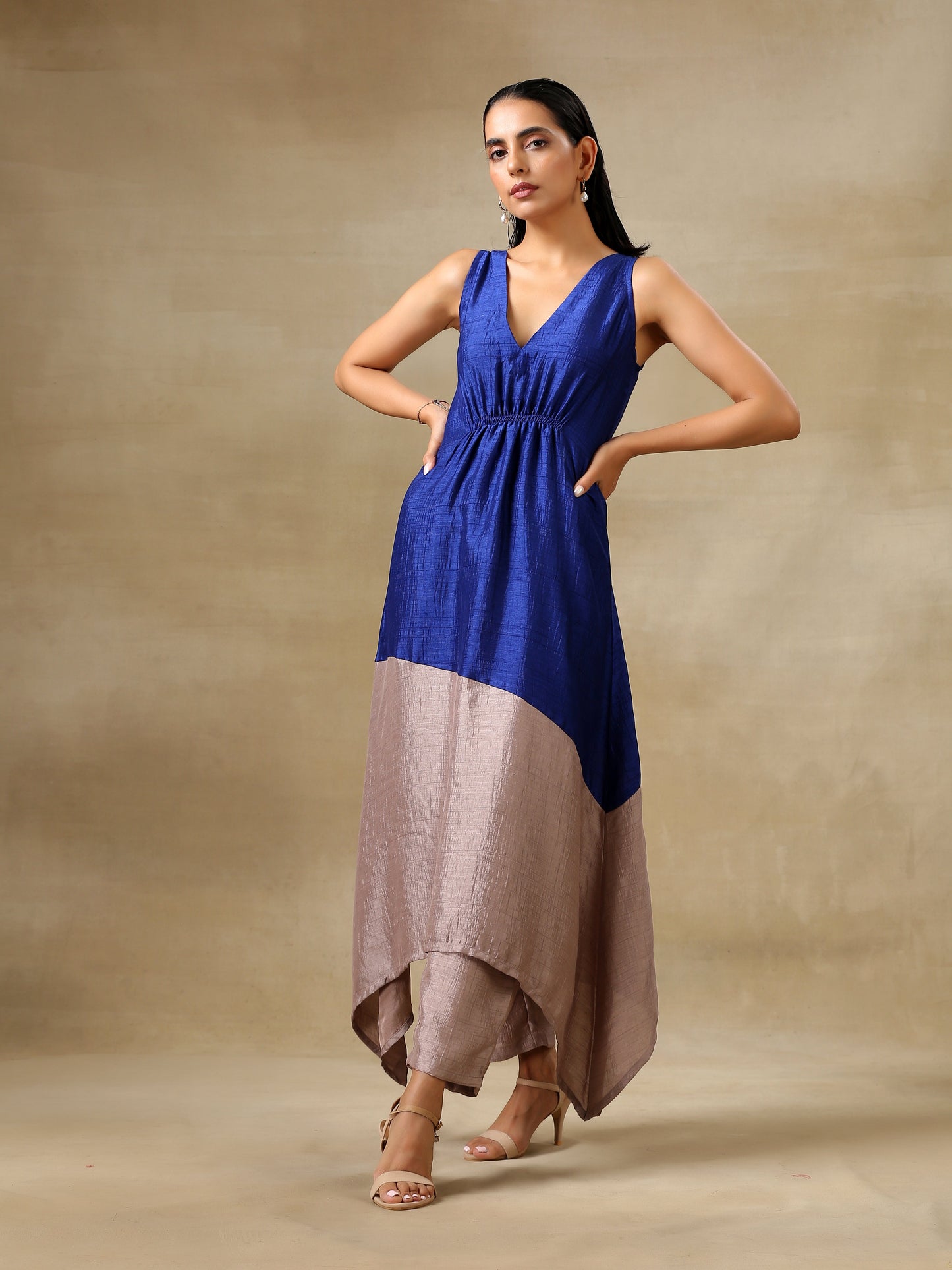 trueBrowns Blue and Grey Textured Silk Sleeveless Round Hemline Kurta Pant Set | Swadesiicart
