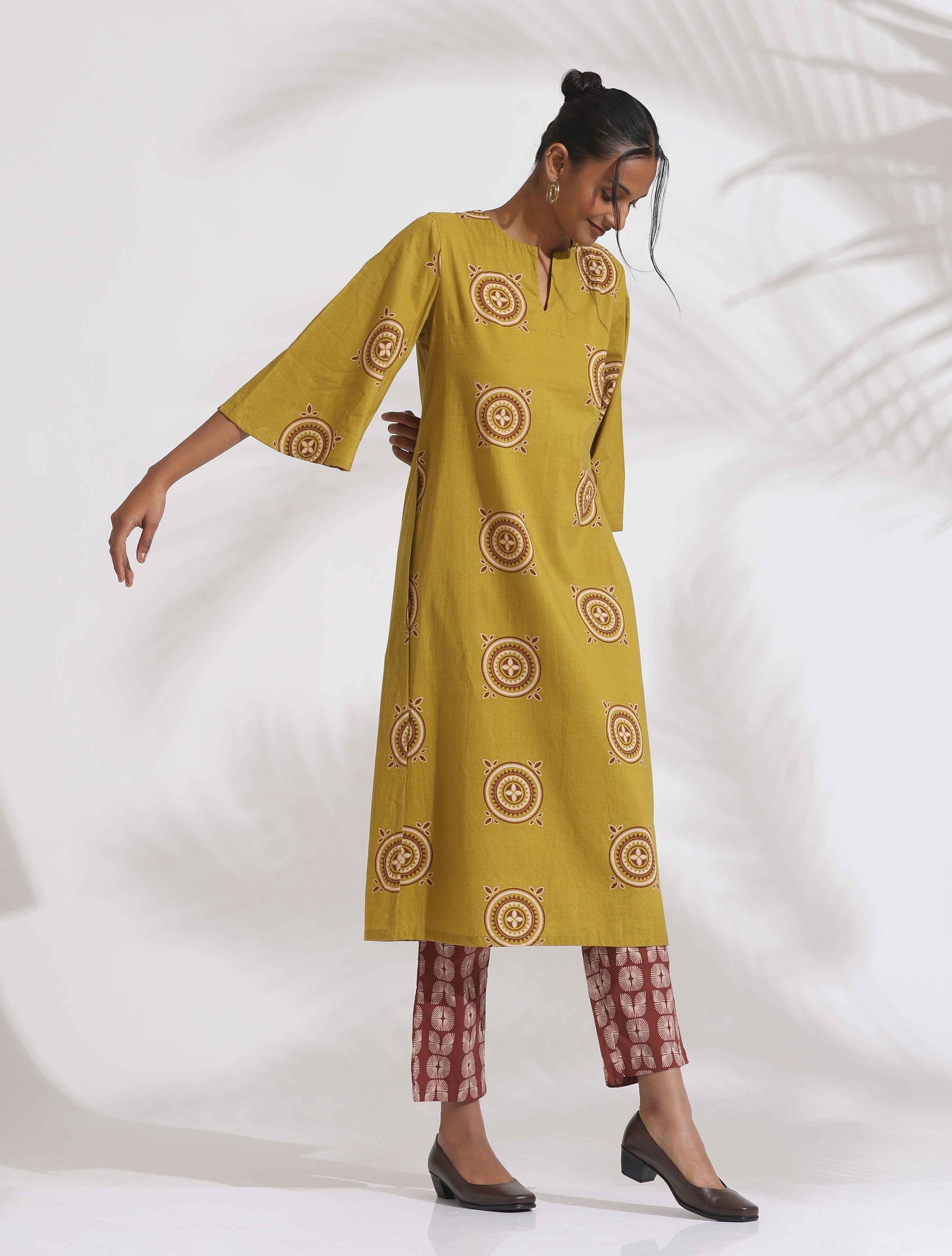 trueBrowns Green Cotton Print HighSlit Kurta Set | Swadesiicart