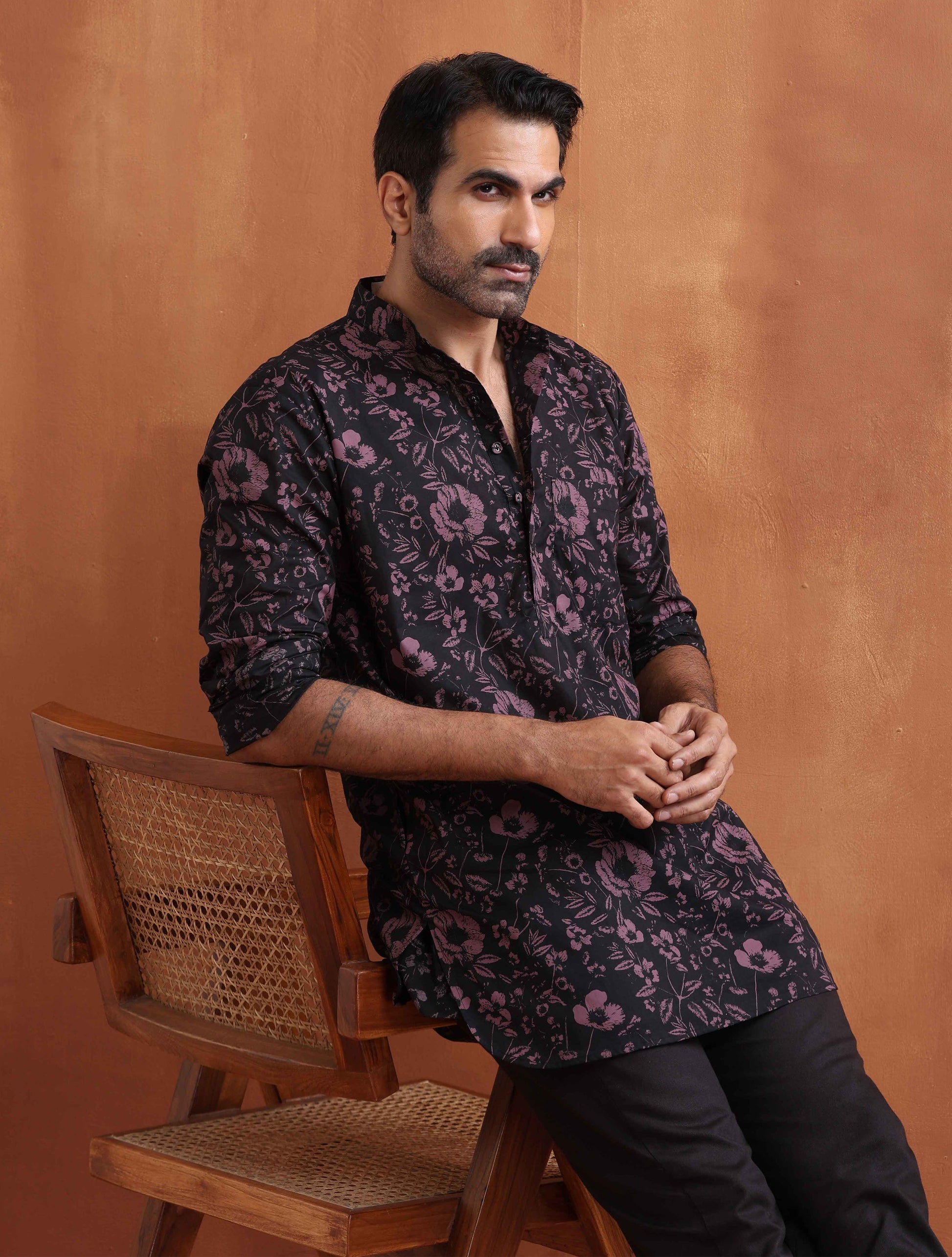 trueBrowns Men's Black Floral Printed Short Kurta | Swadesiicart
