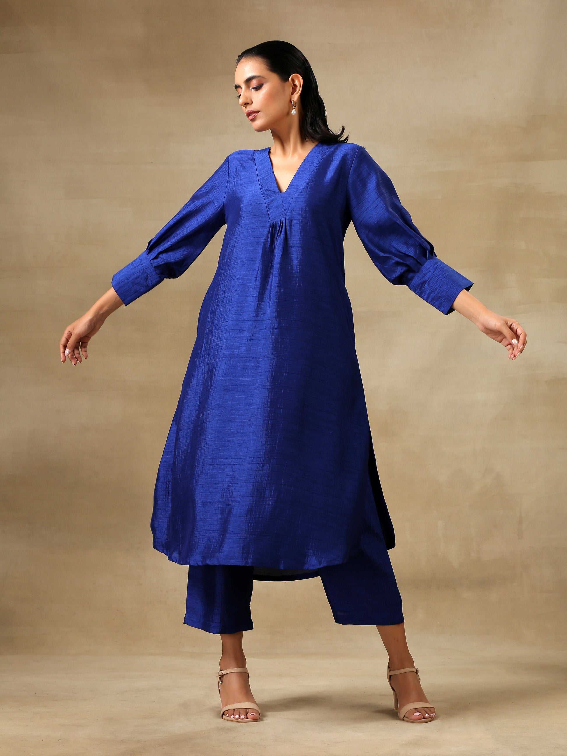 trueBrowns Blue Textured Silk Puff Sleeve Kurta Pant Set | Swadesiicart