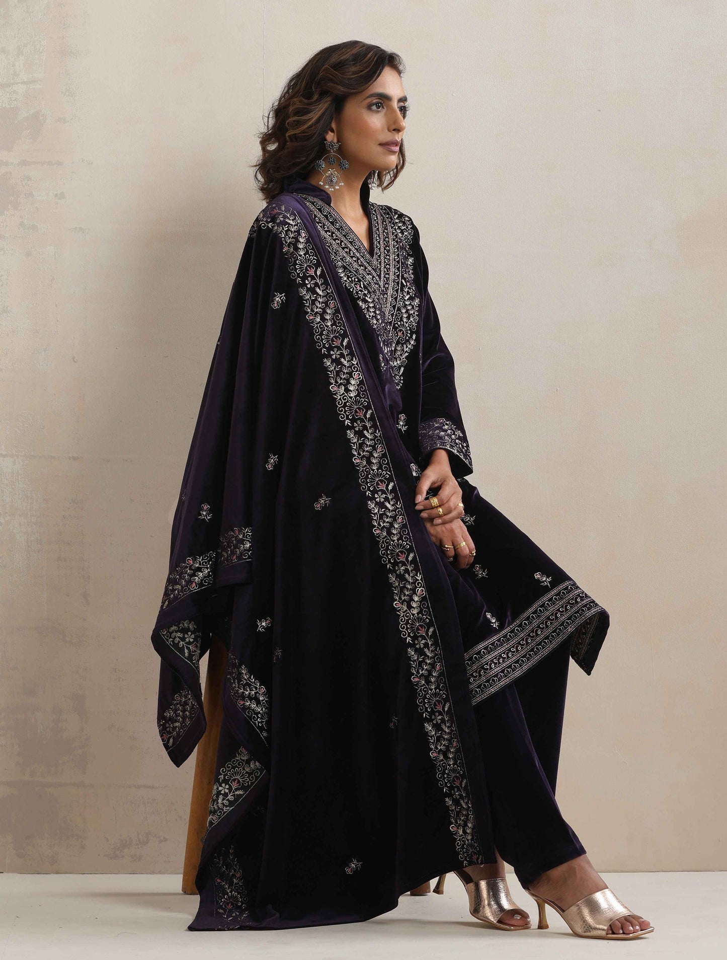 trueBrowns Purple Velvet Embroidered Kurta Pant Dupatta Set | Swadesiicart