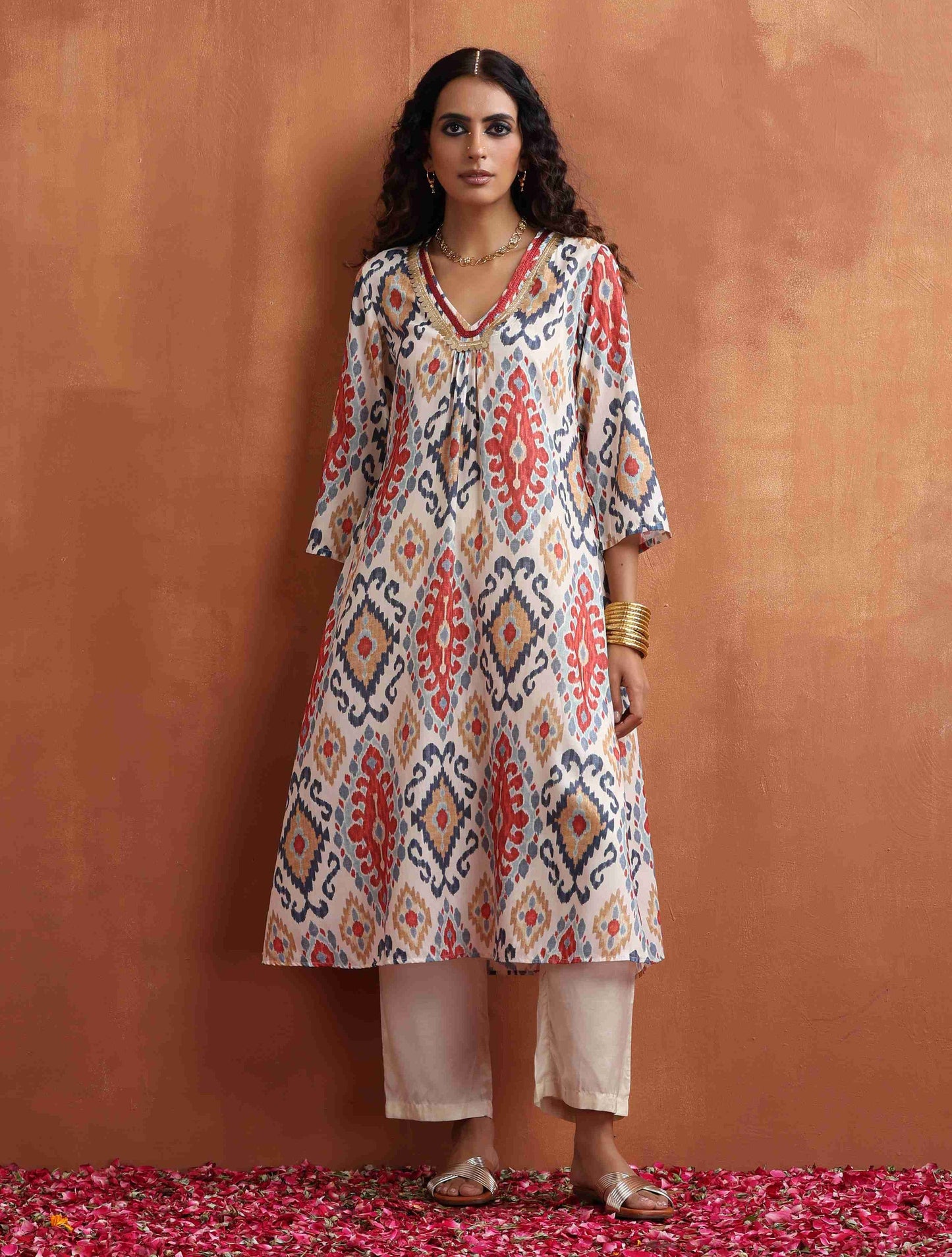 trueBrowns Off White Ikat Print Kurta Set | Swadesiicart