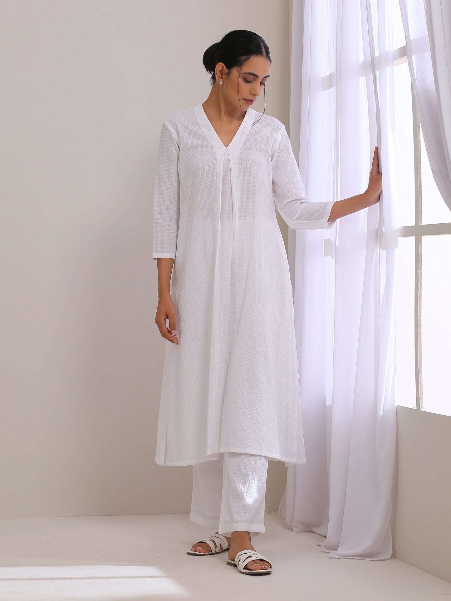 trueBrowns White Dobby Neck Pleat Kurta Pant Set | Swadesiicart