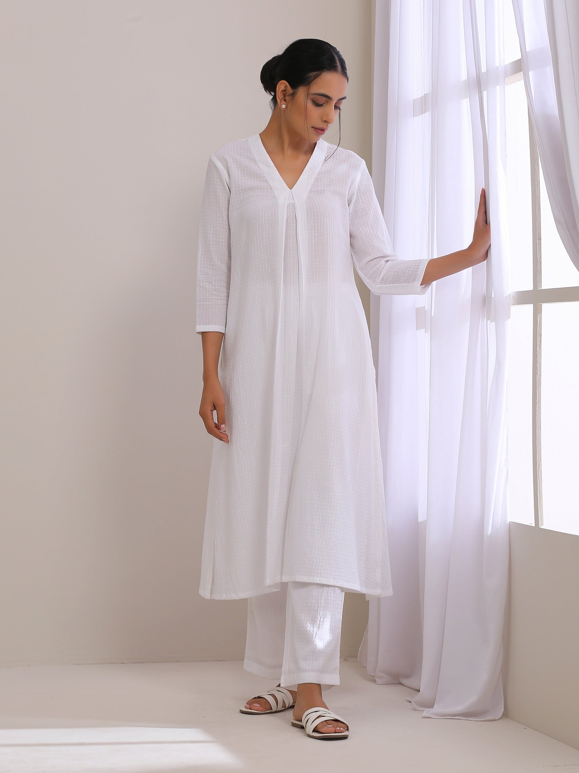 trueBrowns White Dobby Neck Pleat Kurta Pant Set | Swadesiicart