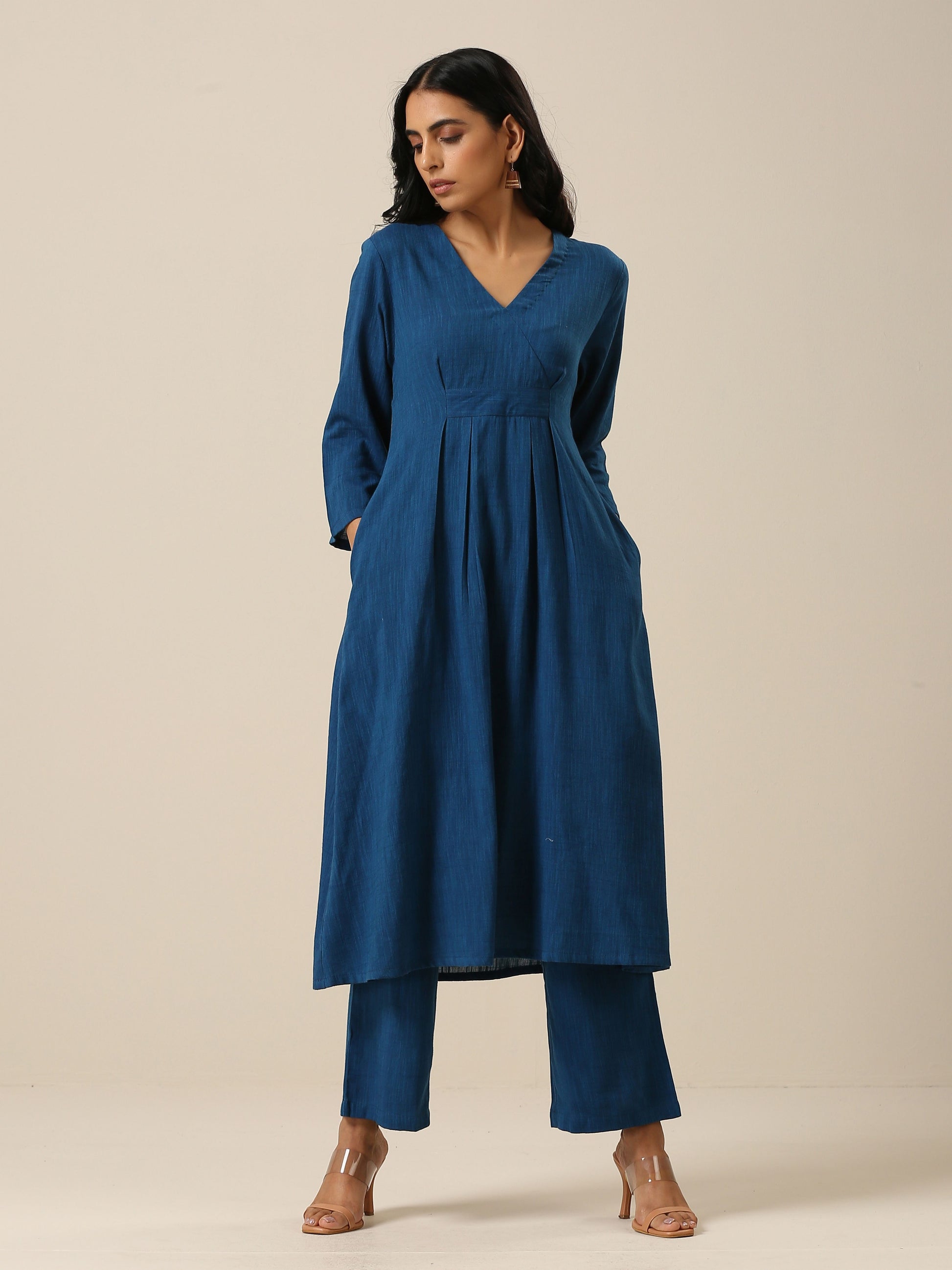 trueBrowns Classic Blue Slub Texture Overlap Pleat Kurta Pant Set | Swadesiicart
