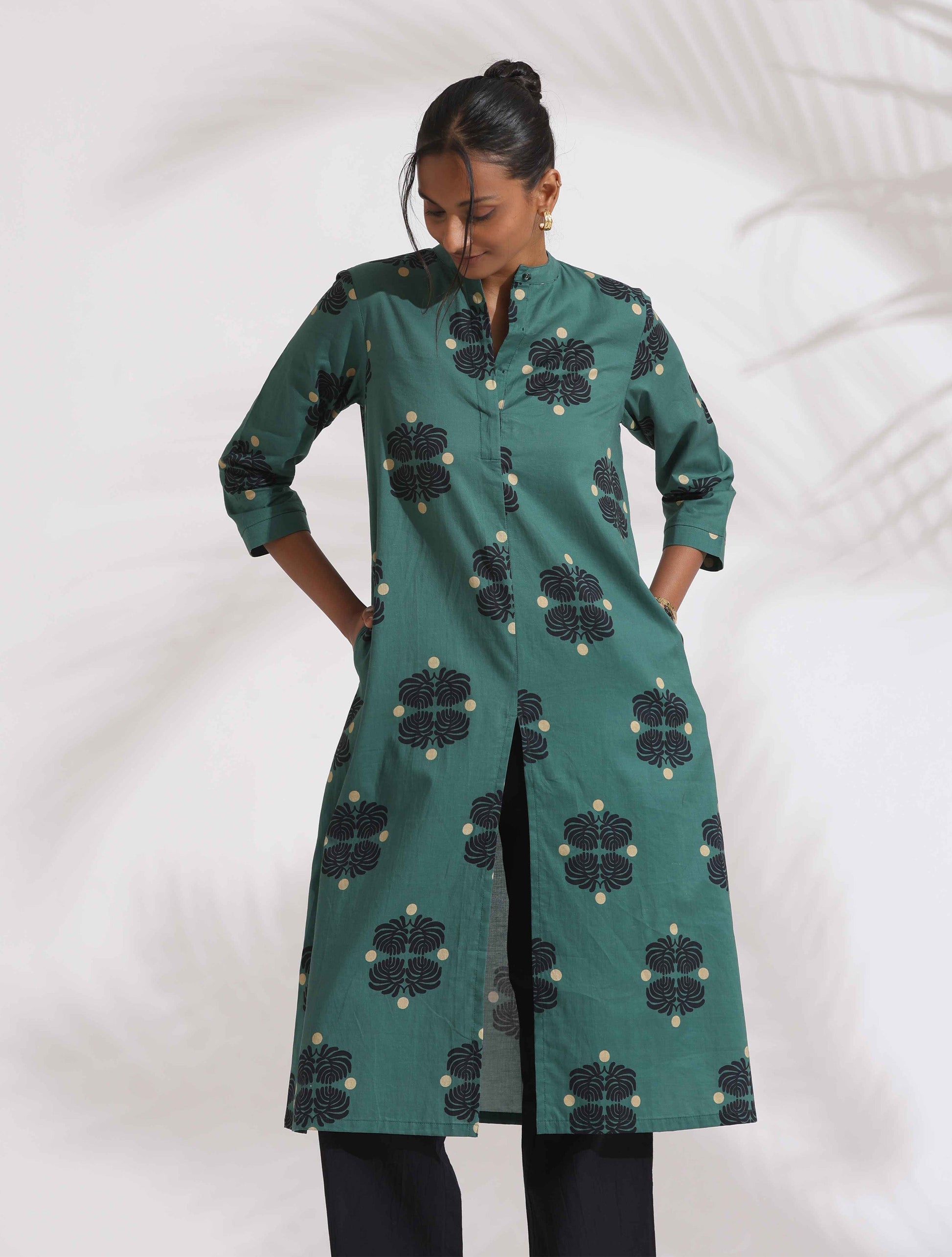 trueBrowns Green Cotton Print Front Slit Kurta Set | Swadesiicart