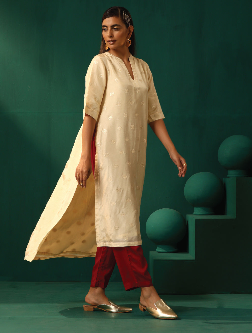 trueBrowns Ivory Geometric Floral Viscose Silk High Low Kurta Pant Set | Swadesiicart