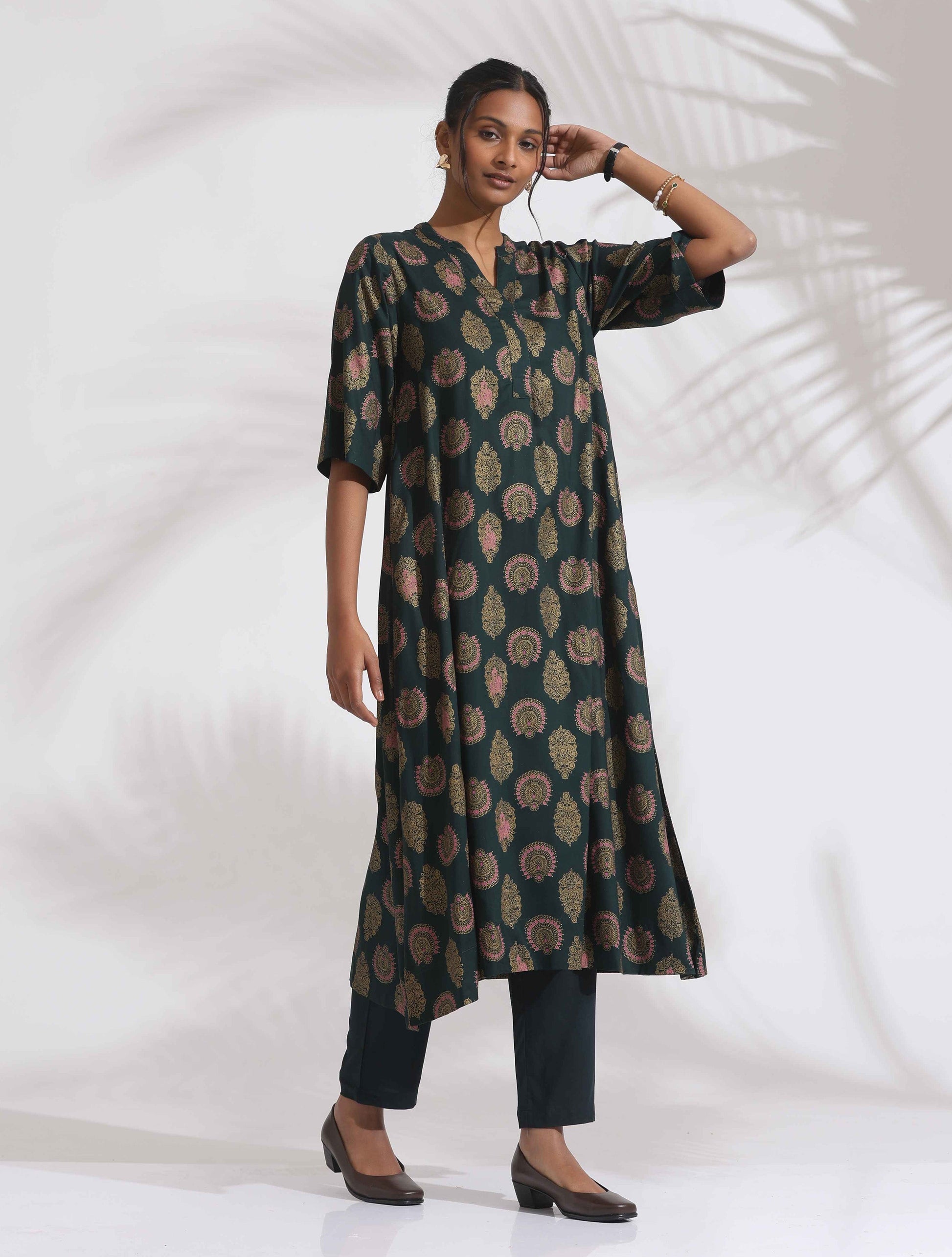 trueBrowns Green Foil Print Cotton Kurta Set | Swadesiicart