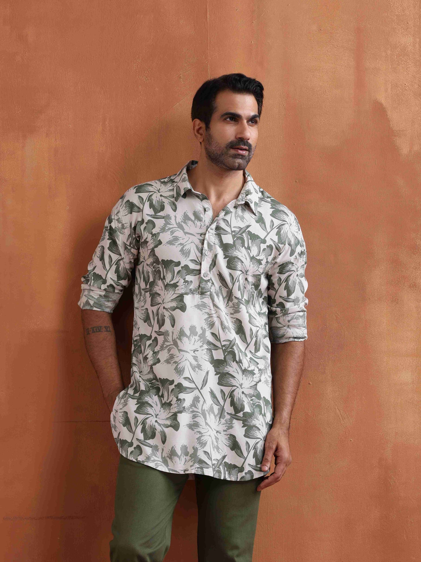trueBrowns Men's Off White Printed Short Kurta | Swadesiicart
