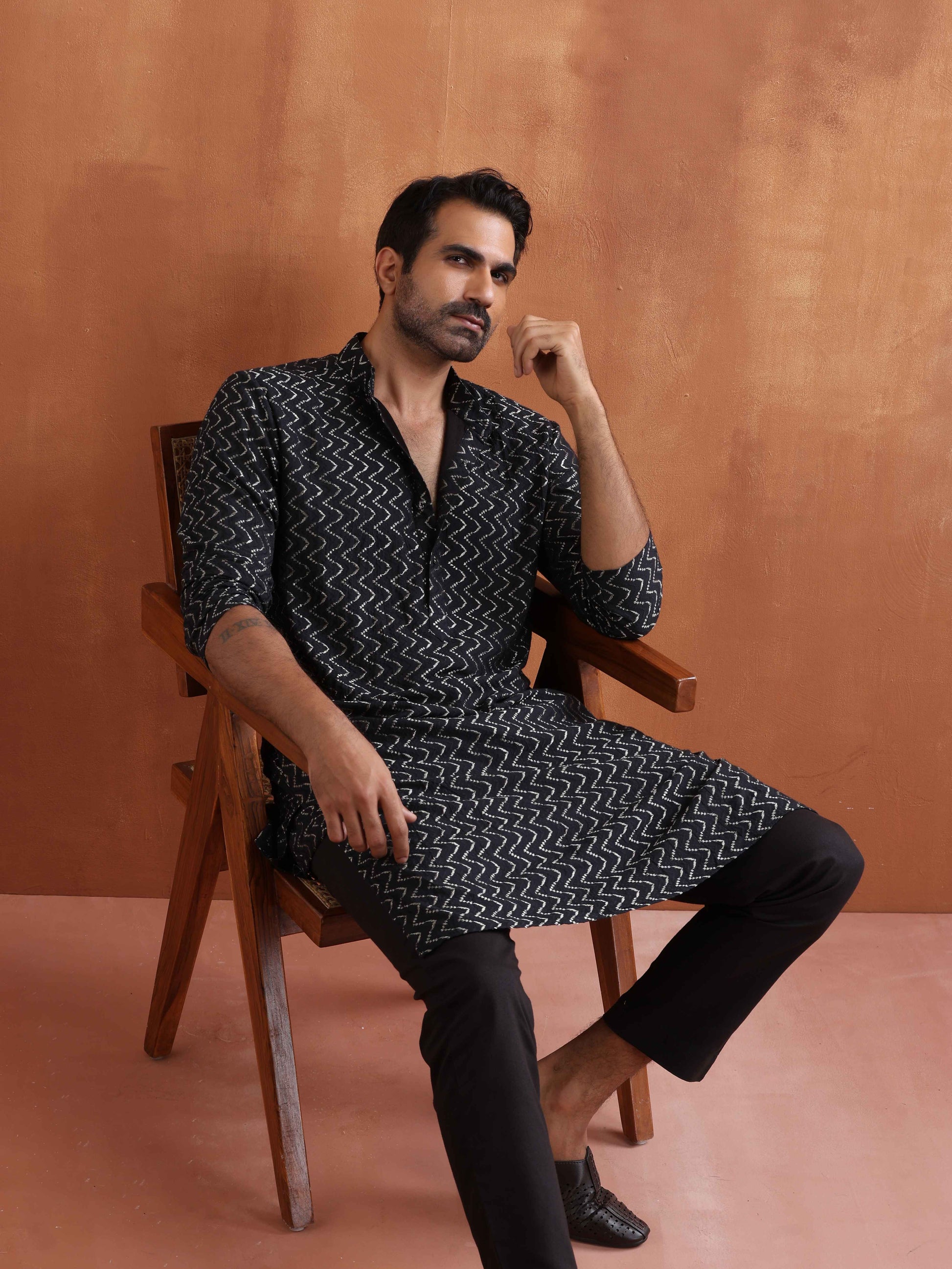 trueBrowns Men's Black Cotton Dobby Kurta | Swadesiicart