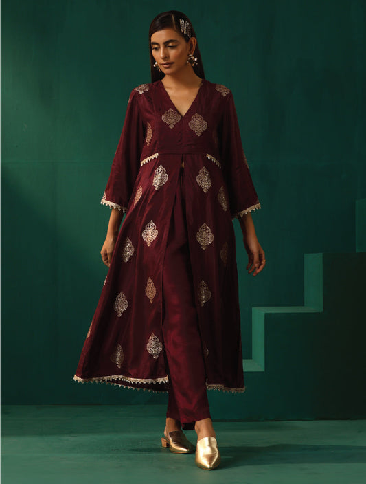 trueBrowns Wine Geometric Viscose Silk V-Neck Front Slit Kurta Pant Set | Swadesiicart