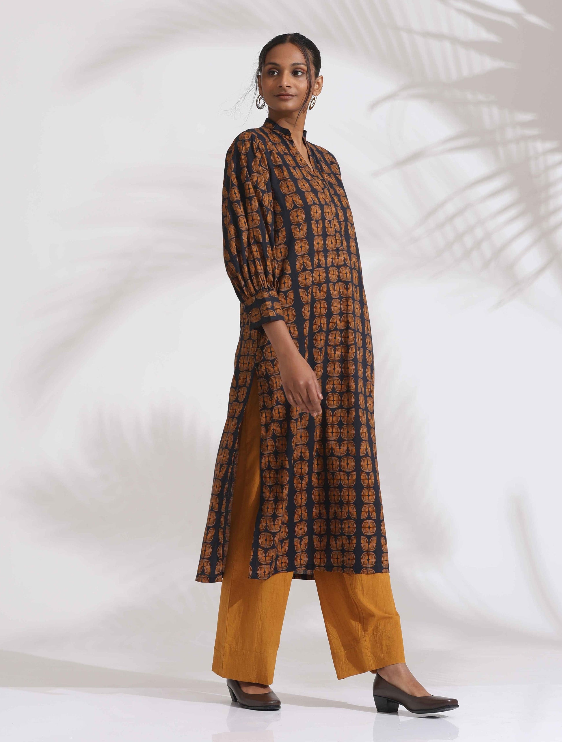 trueBrowns Black Cotton Print Straight Kurta Set | Swadesiicart